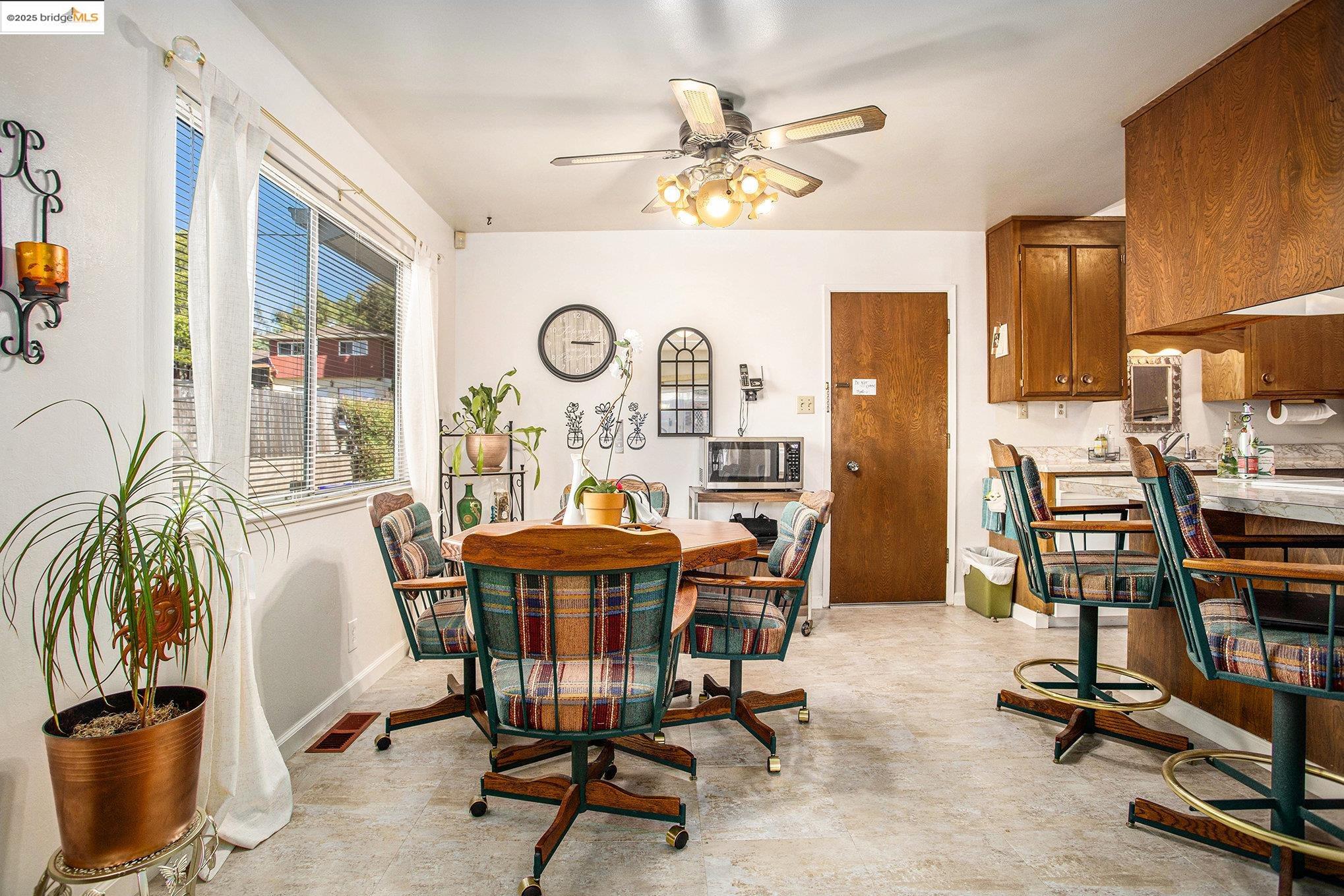 Detail Gallery Image 7 of 34 For 836 Hawthorne Dr, Rodeo,  CA 94572 - 4 Beds | 2/1 Baths