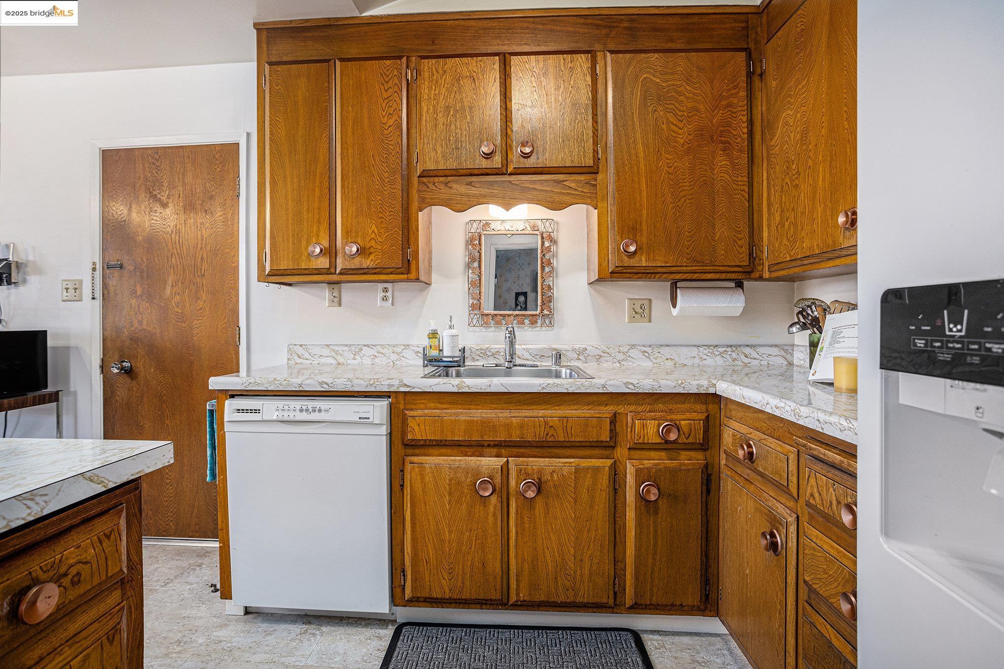 Detail Gallery Image 8 of 37 For 836 Hawthorne Dr, Rodeo,  CA 94572 - 4 Beds | 2/1 Baths