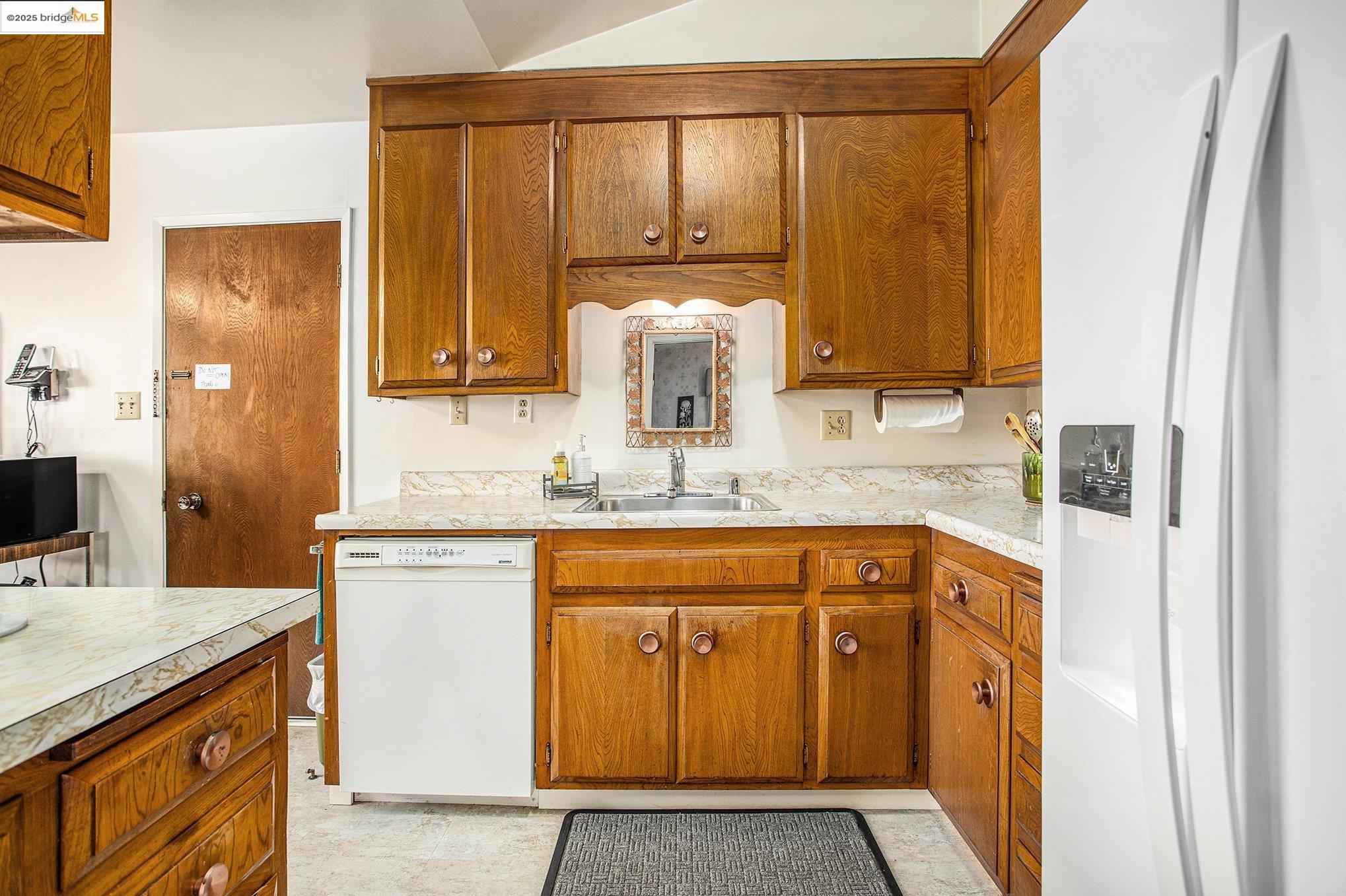 Detail Gallery Image 9 of 34 For 836 Hawthorne Dr, Rodeo,  CA 94572 - 4 Beds | 2/1 Baths