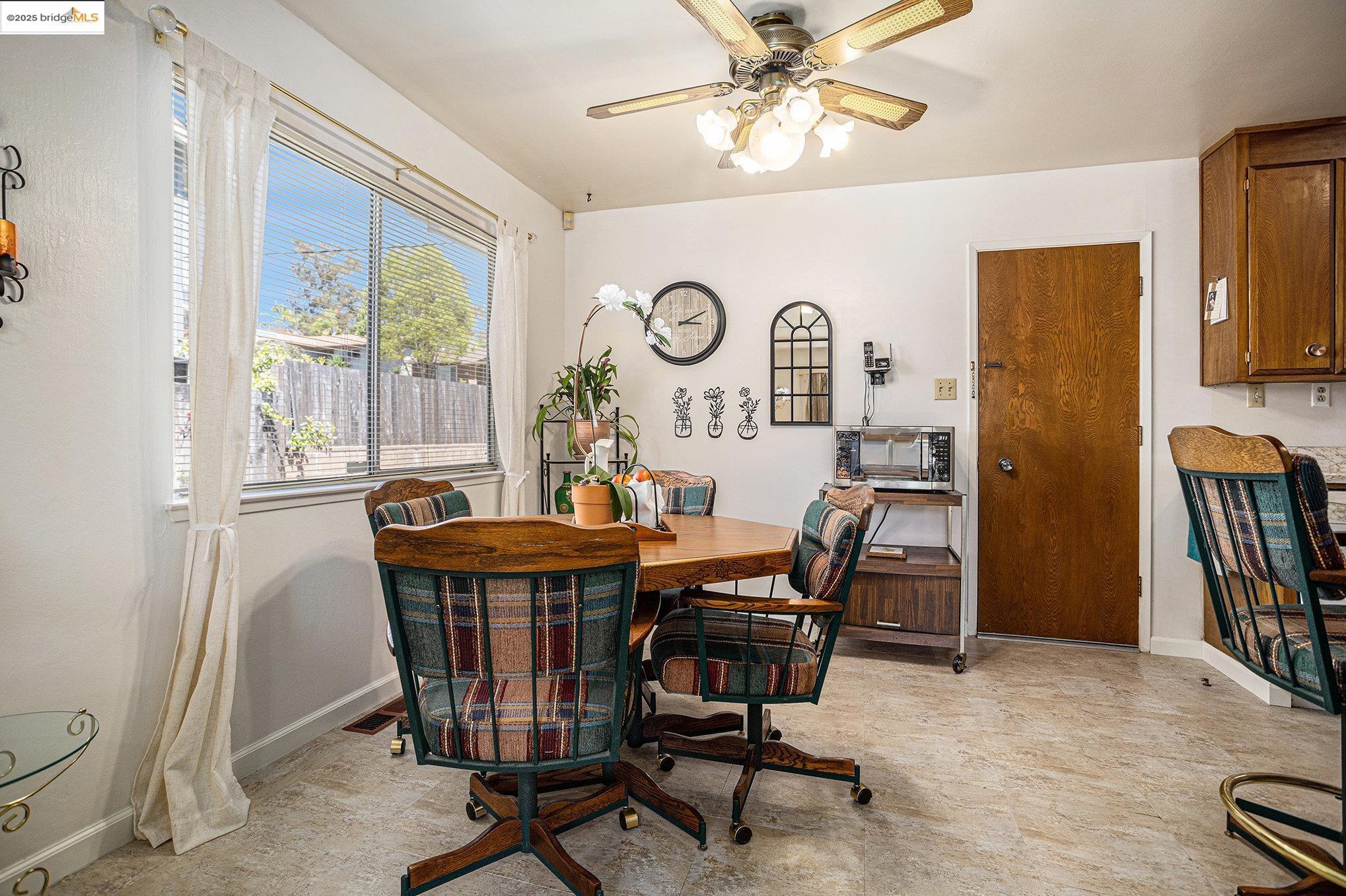 Detail Gallery Image 10 of 37 For 836 Hawthorne Dr, Rodeo,  CA 94572 - 4 Beds | 2/1 Baths
