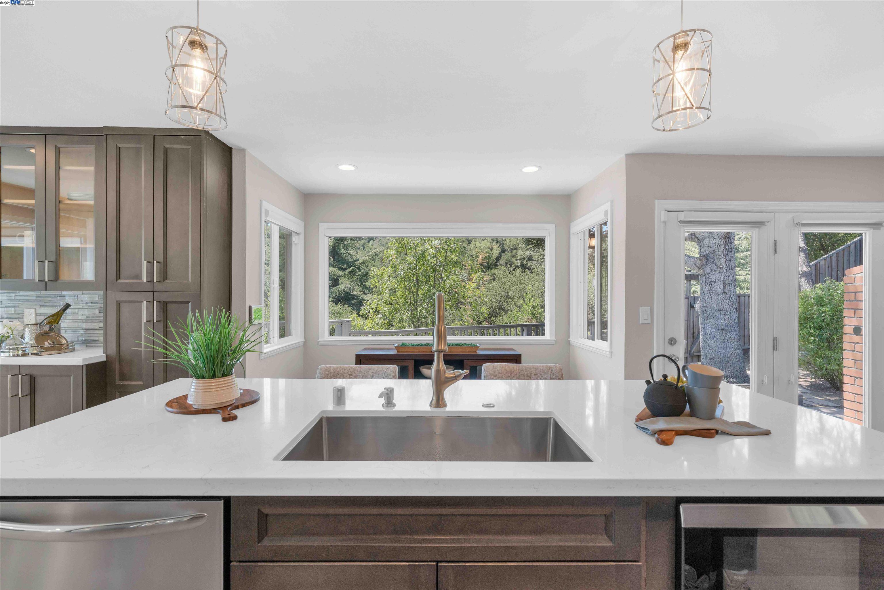 Detail Gallery Image 11 of 47 For 5582 Trailside Ct, Castro Valley,  CA 94552 - 5 Beds | 3 Baths