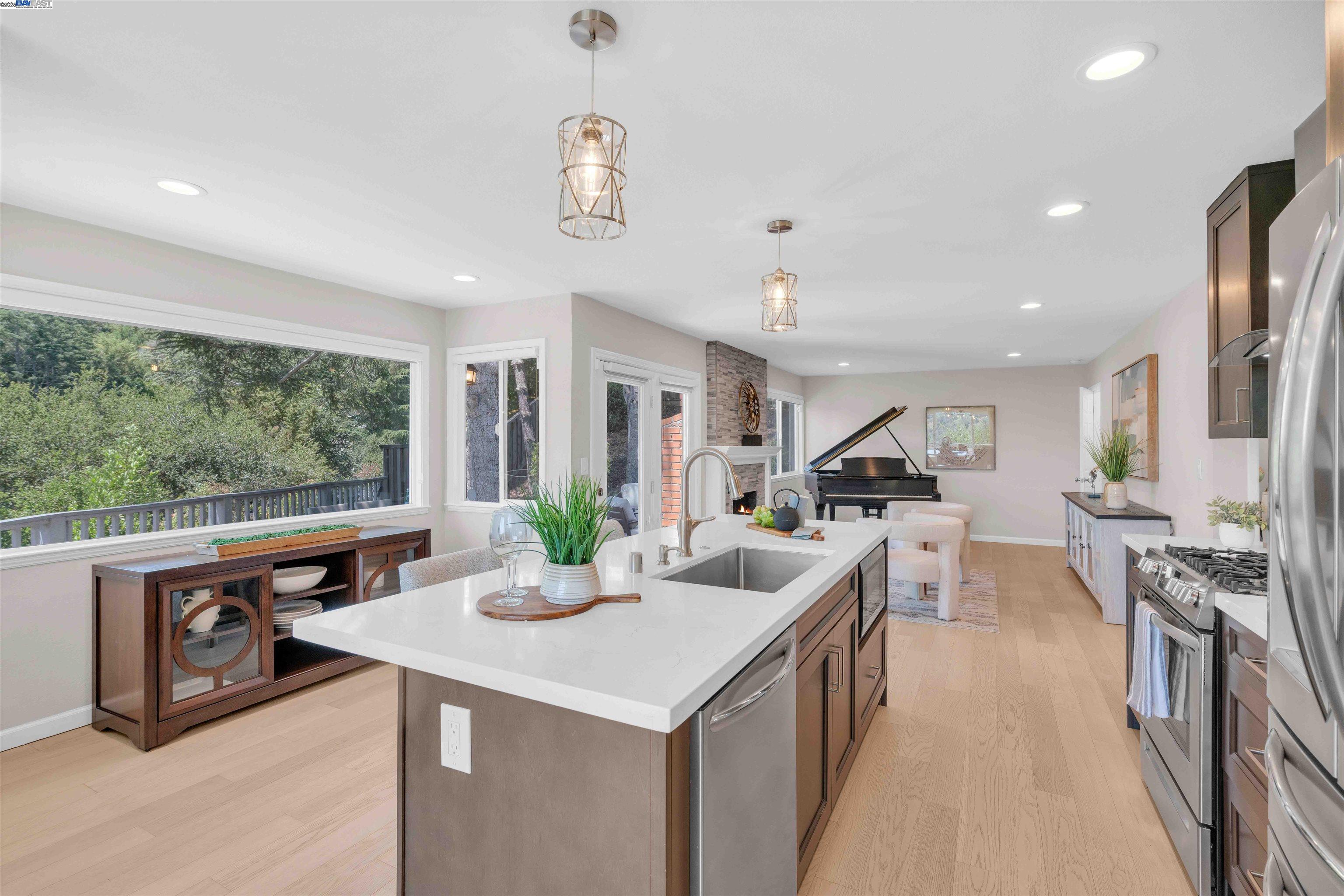 Detail Gallery Image 12 of 47 For 5582 Trailside Ct, Castro Valley,  CA 94552 - 5 Beds | 3 Baths