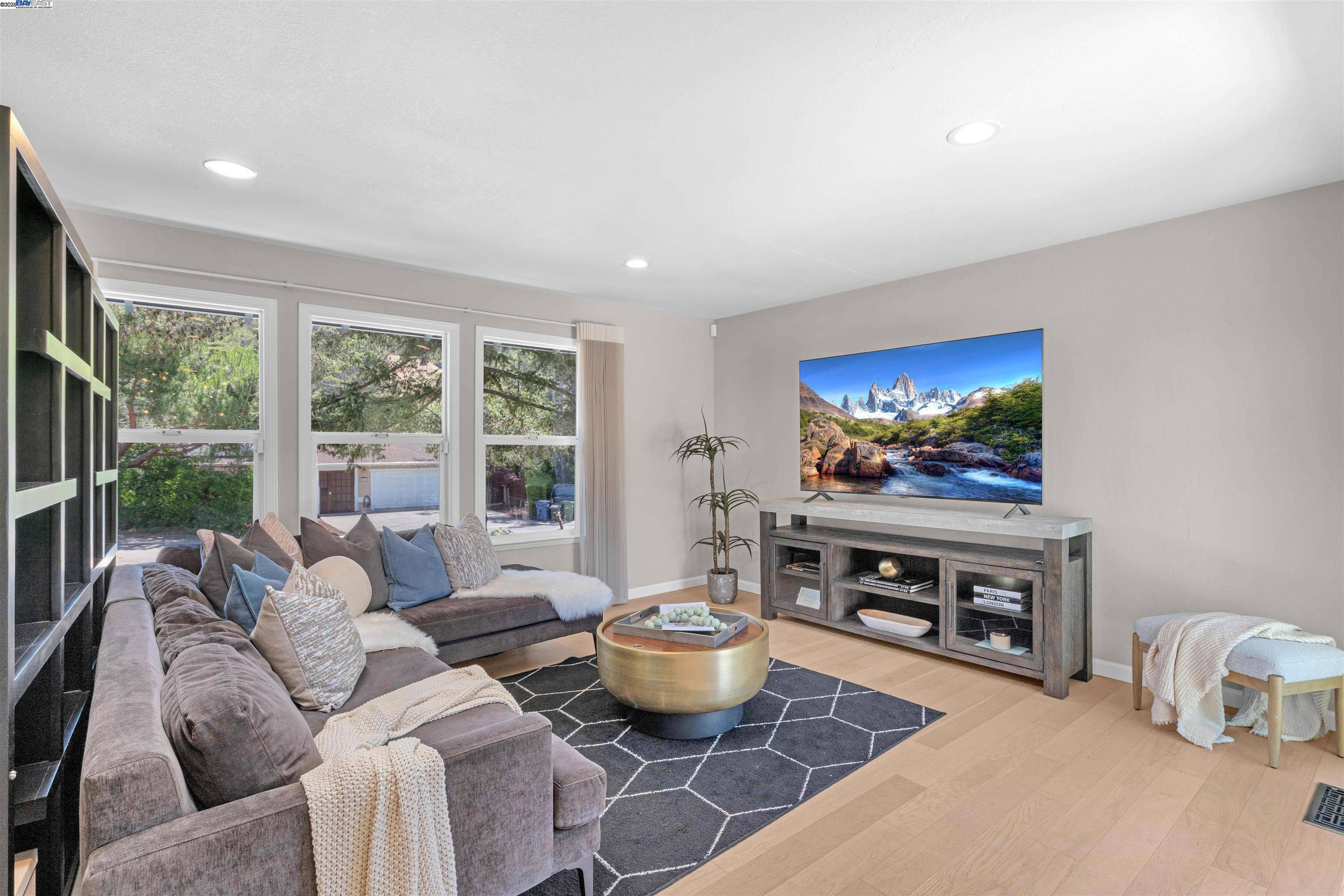 Detail Gallery Image 3 of 47 For 5582 Trailside Ct, Castro Valley,  CA 94552 - 5 Beds | 3 Baths