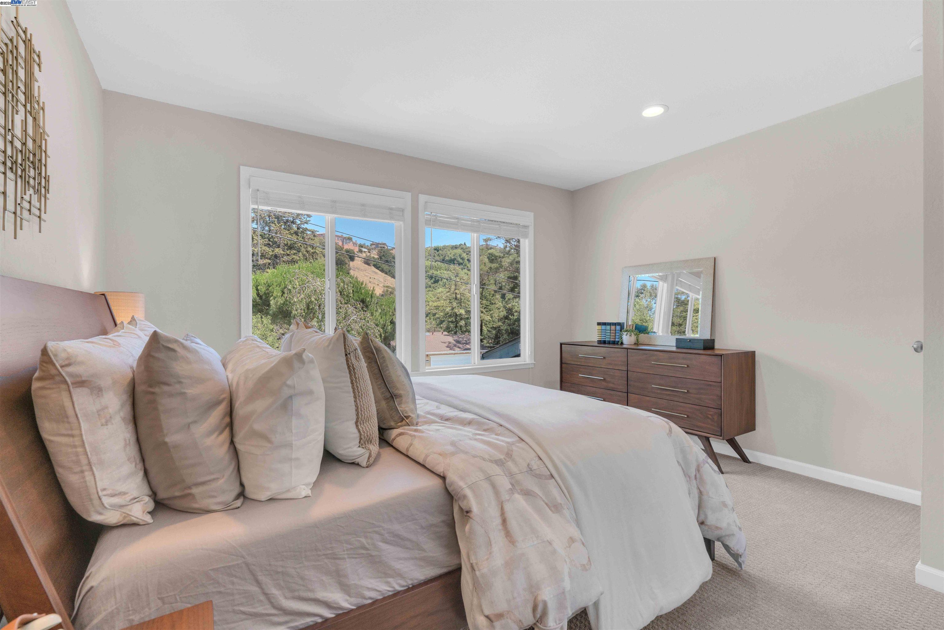 Detail Gallery Image 27 of 47 For 5582 Trailside Ct, Castro Valley,  CA 94552 - 5 Beds | 3 Baths