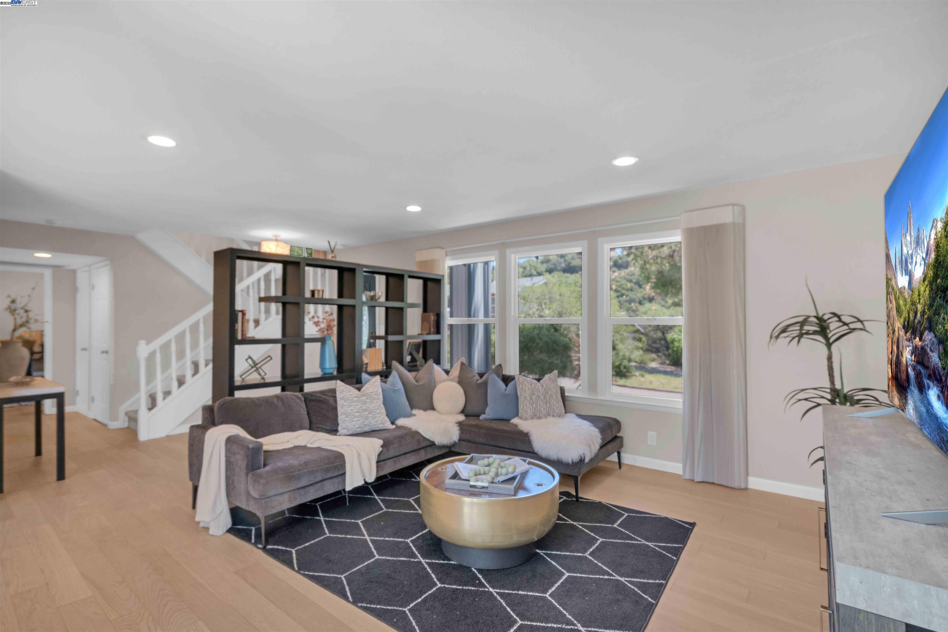 Detail Gallery Image 4 of 47 For 5582 Trailside Ct, Castro Valley,  CA 94552 - 5 Beds | 3 Baths