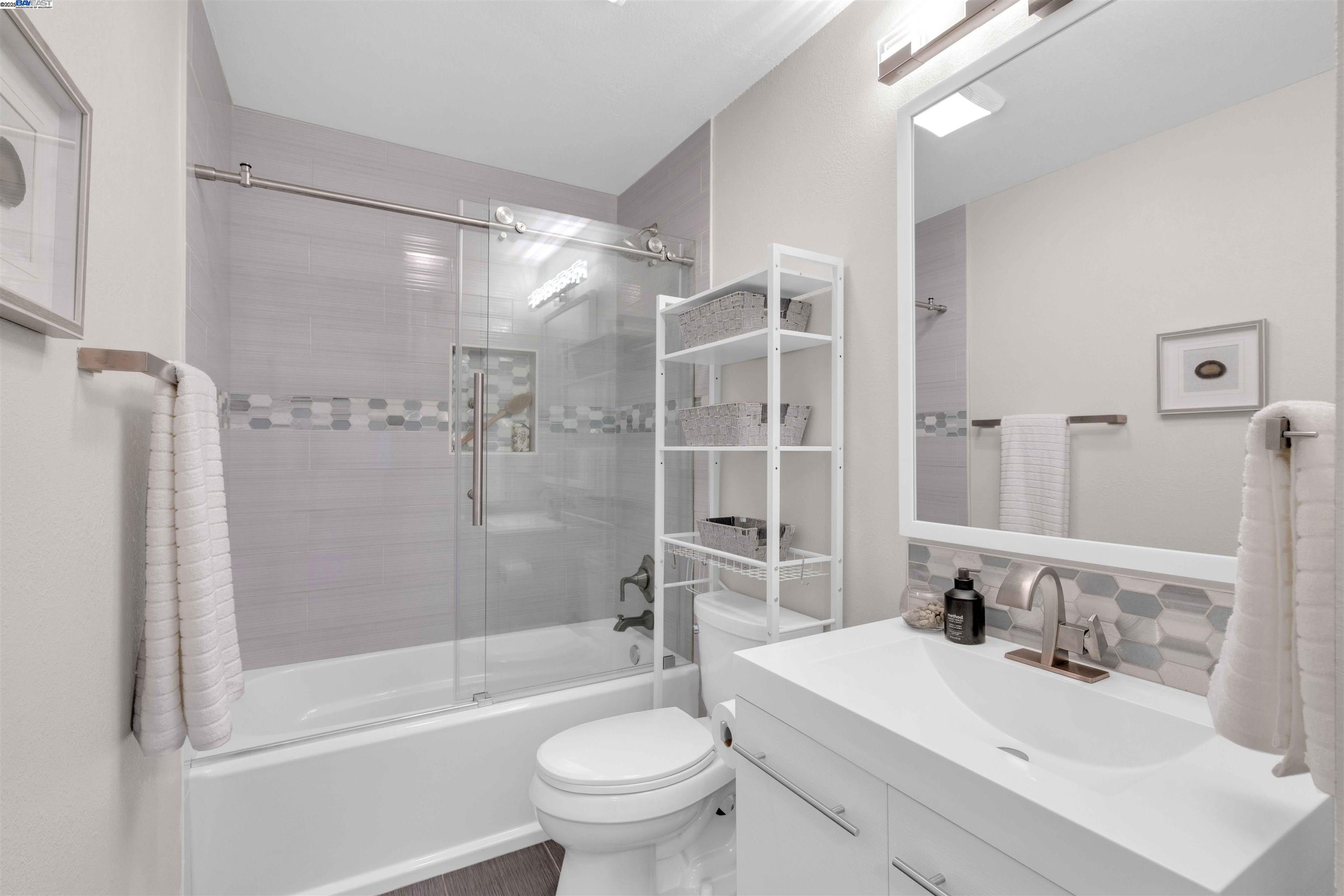 Detail Gallery Image 32 of 47 For 5582 Trailside Ct, Castro Valley,  CA 94552 - 5 Beds | 3 Baths