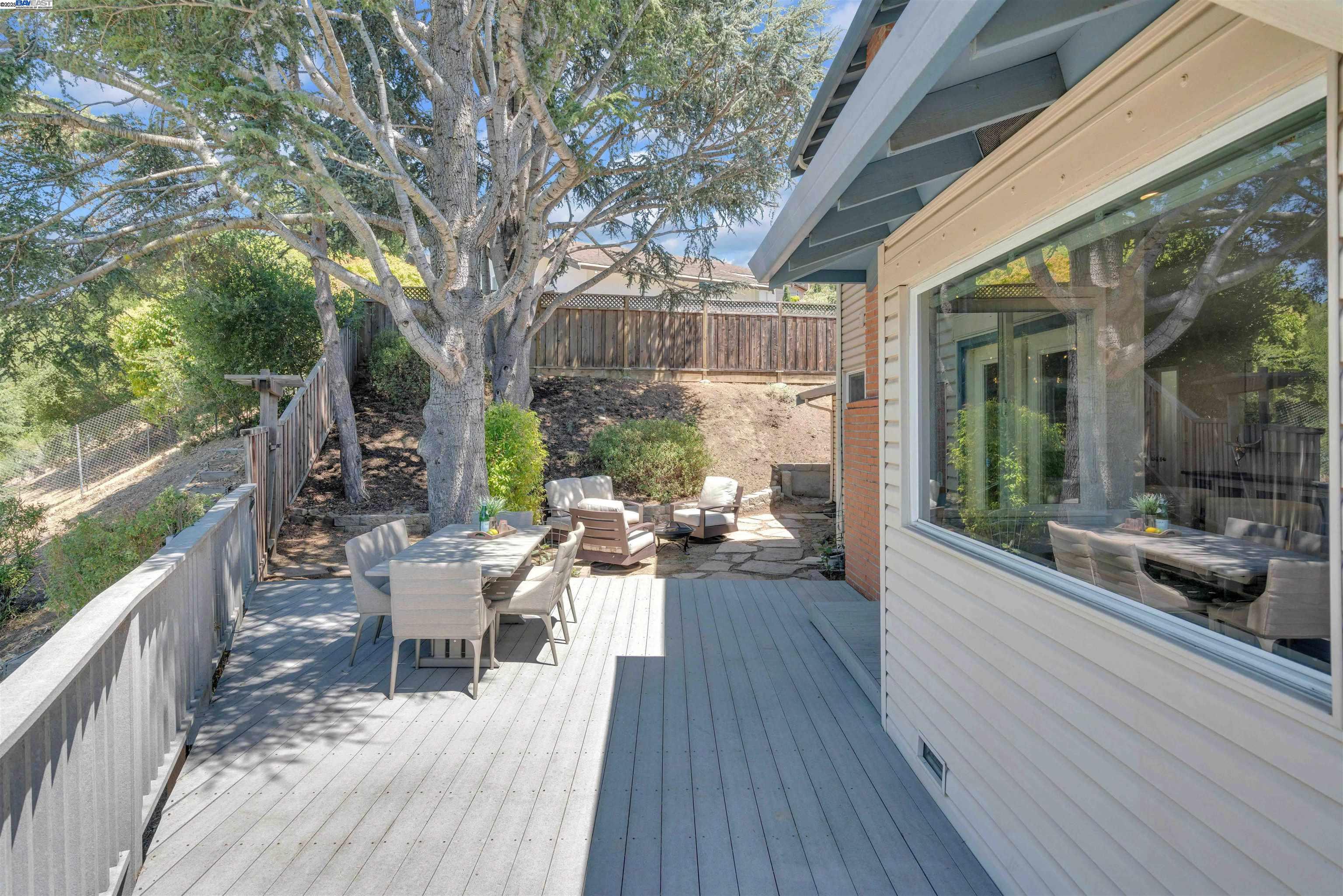 Detail Gallery Image 35 of 47 For 5582 Trailside Ct, Castro Valley,  CA 94552 - 5 Beds | 3 Baths