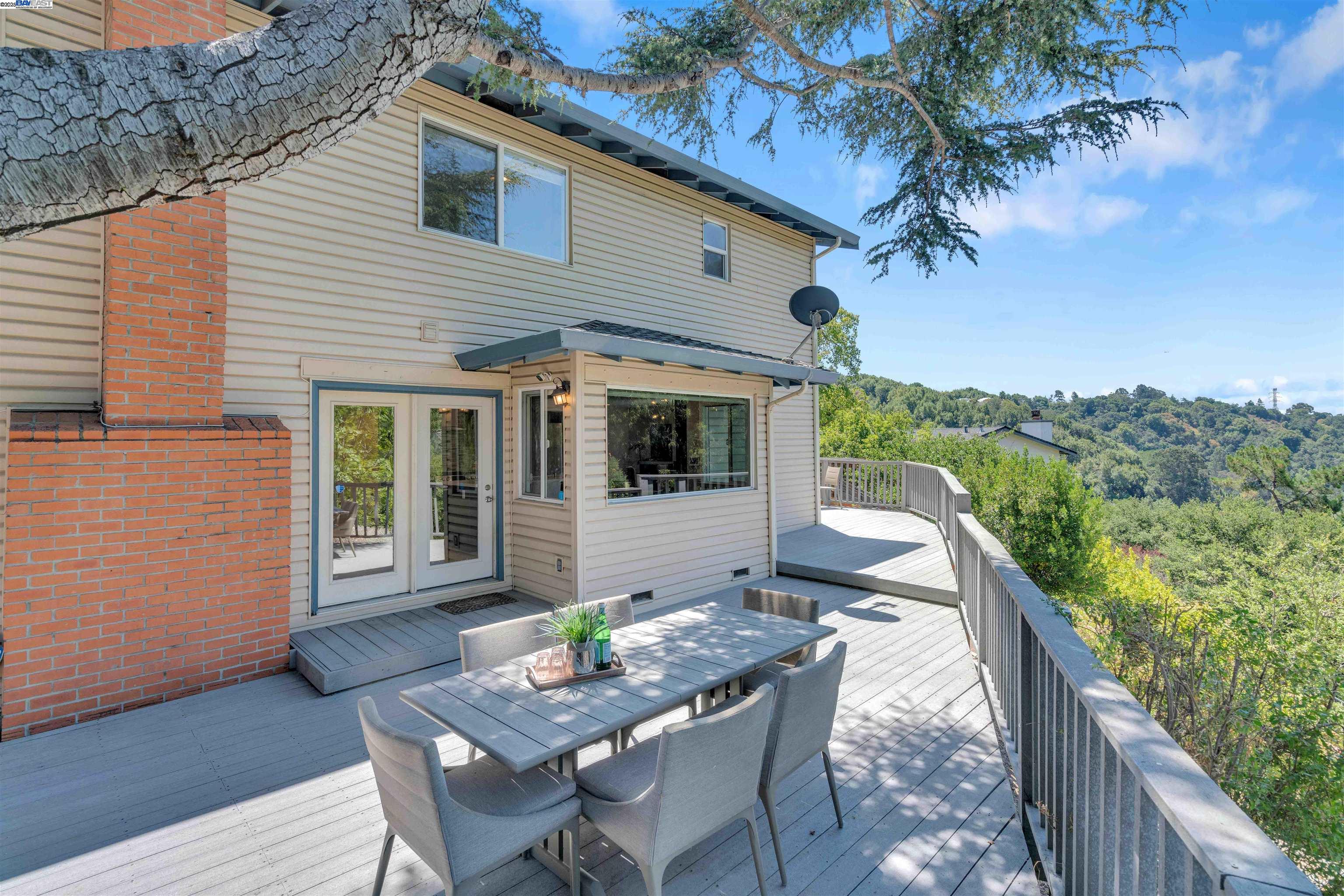 Detail Gallery Image 37 of 47 For 5582 Trailside Ct, Castro Valley,  CA 94552 - 5 Beds | 3 Baths