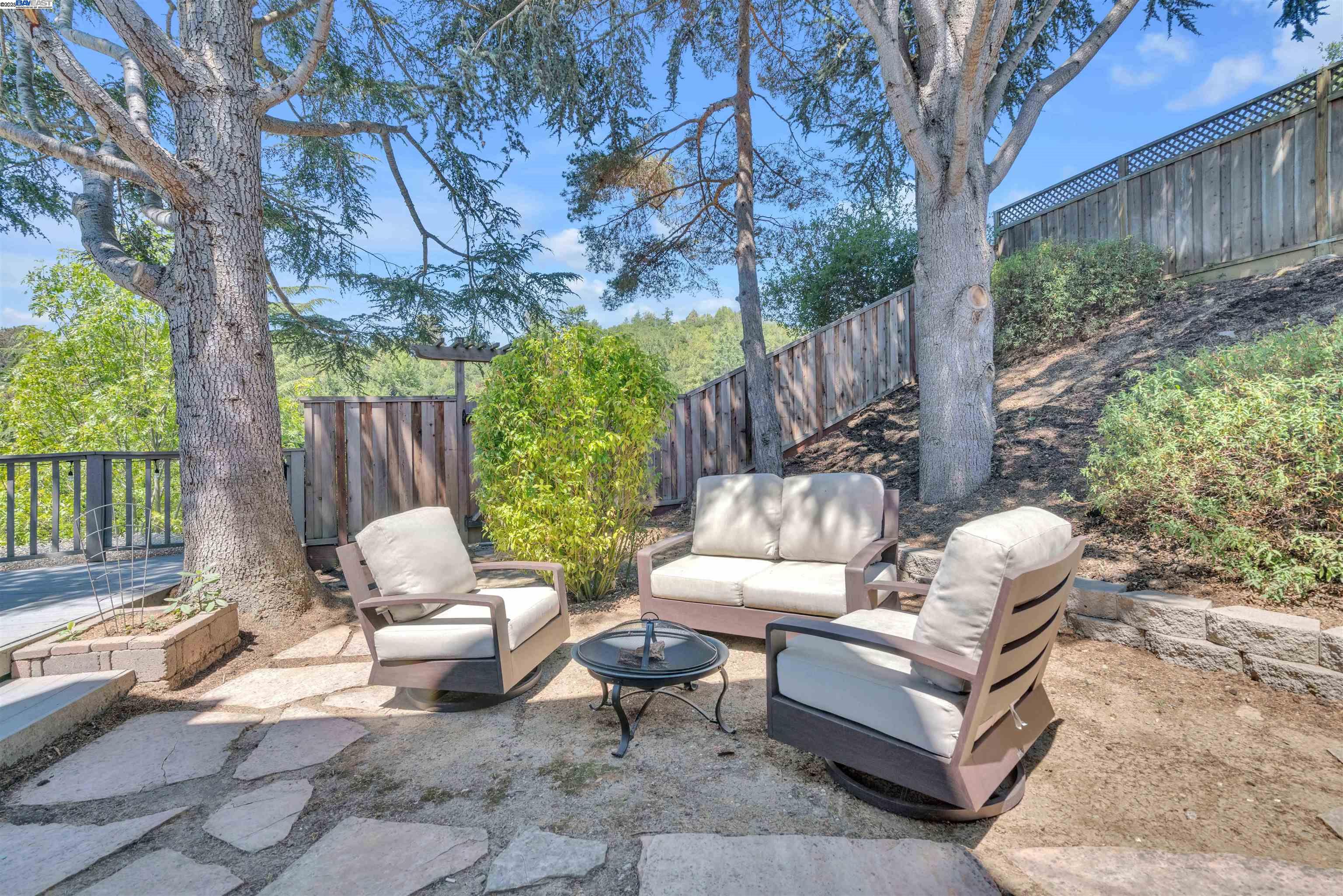 Detail Gallery Image 39 of 47 For 5582 Trailside Ct, Castro Valley,  CA 94552 - 5 Beds | 3 Baths