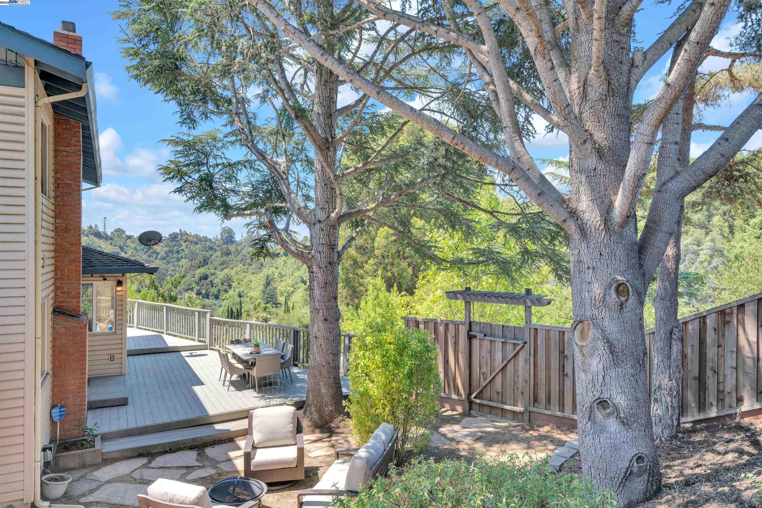 Detail Gallery Image 40 of 47 For 5582 Trailside Ct, Castro Valley,  CA 94552 - 5 Beds | 3 Baths