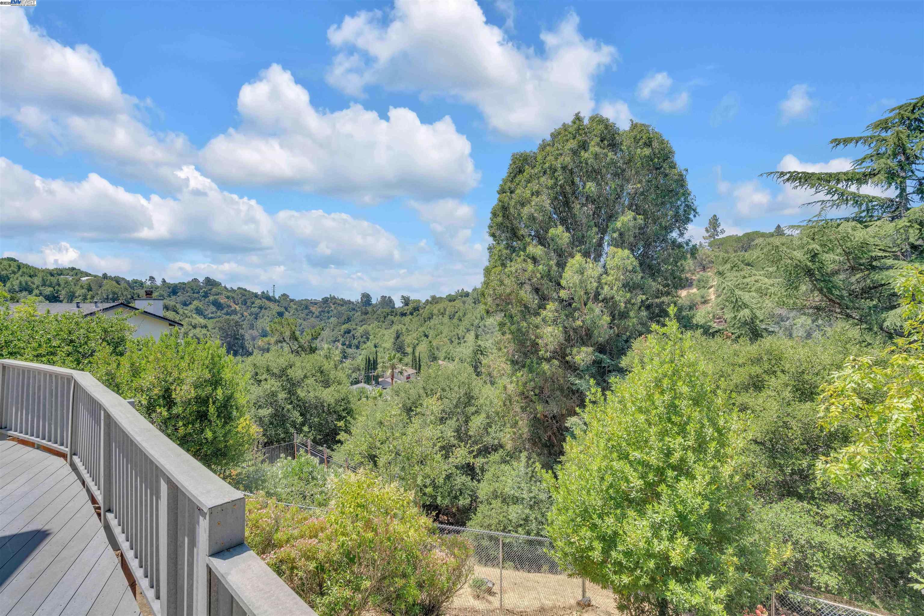 Detail Gallery Image 43 of 47 For 5582 Trailside Ct, Castro Valley,  CA 94552 - 5 Beds | 3 Baths