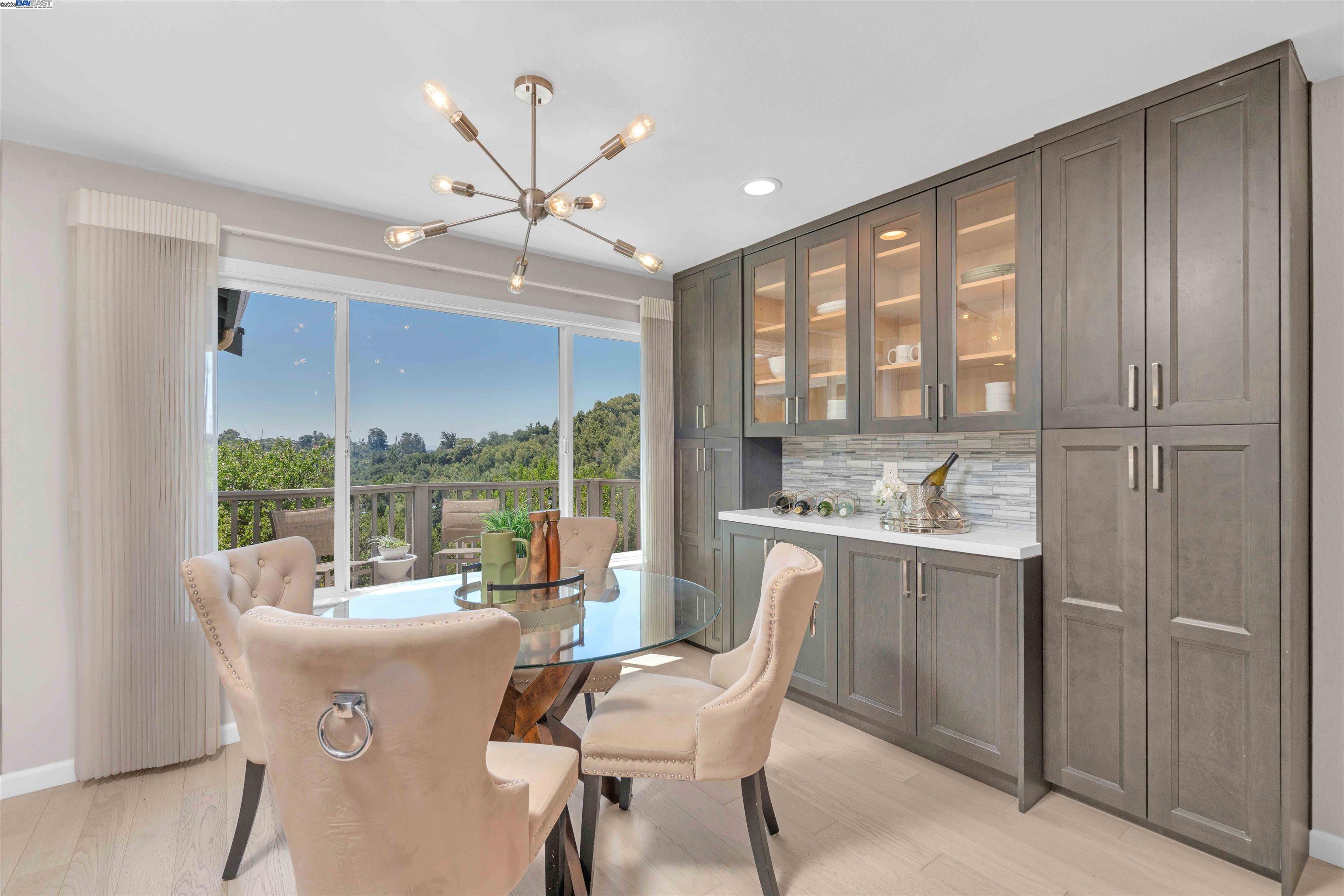 Detail Gallery Image 7 of 47 For 5582 Trailside Ct, Castro Valley,  CA 94552 - 5 Beds | 3 Baths