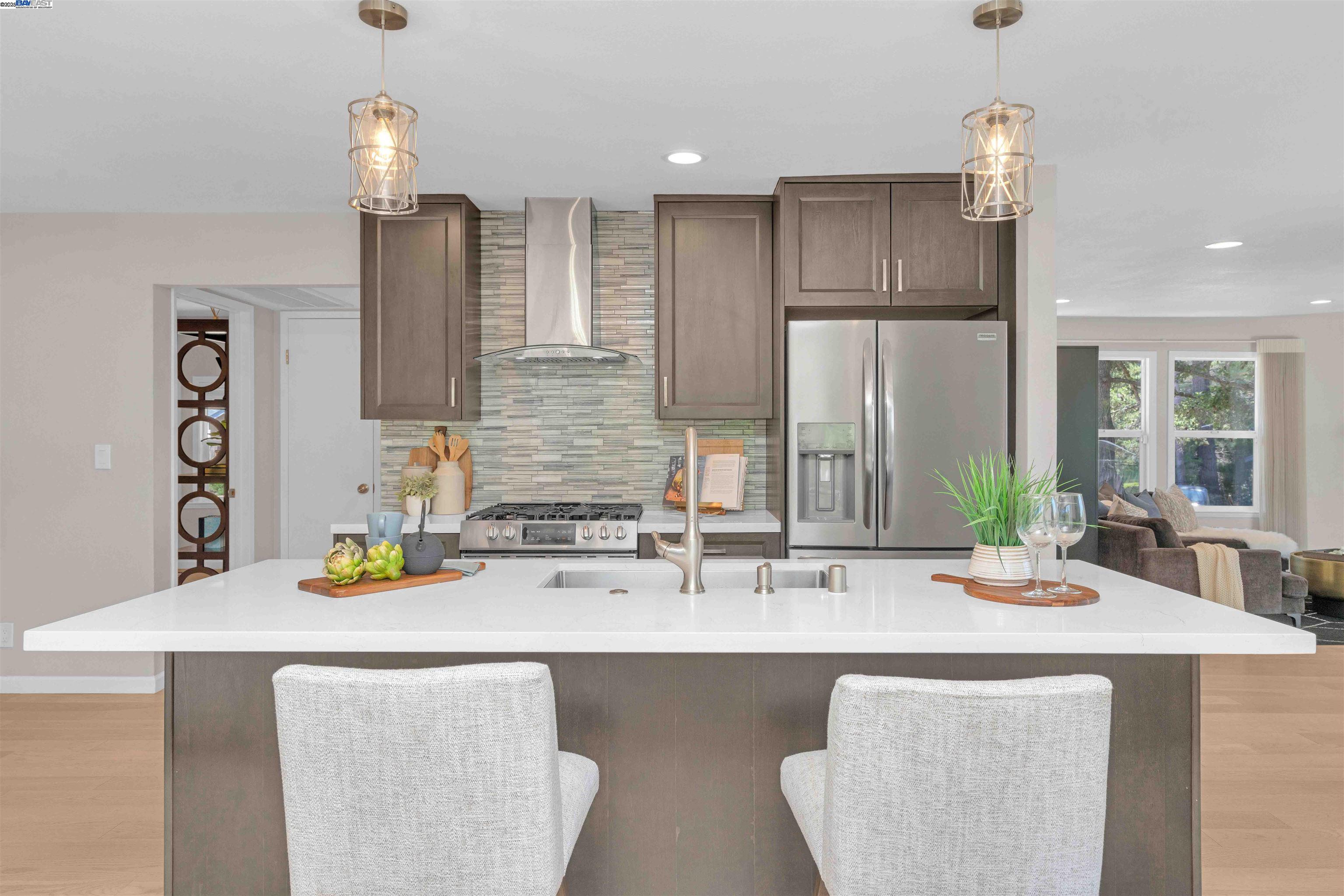 Detail Gallery Image 8 of 47 For 5582 Trailside Ct, Castro Valley,  CA 94552 - 5 Beds | 3 Baths