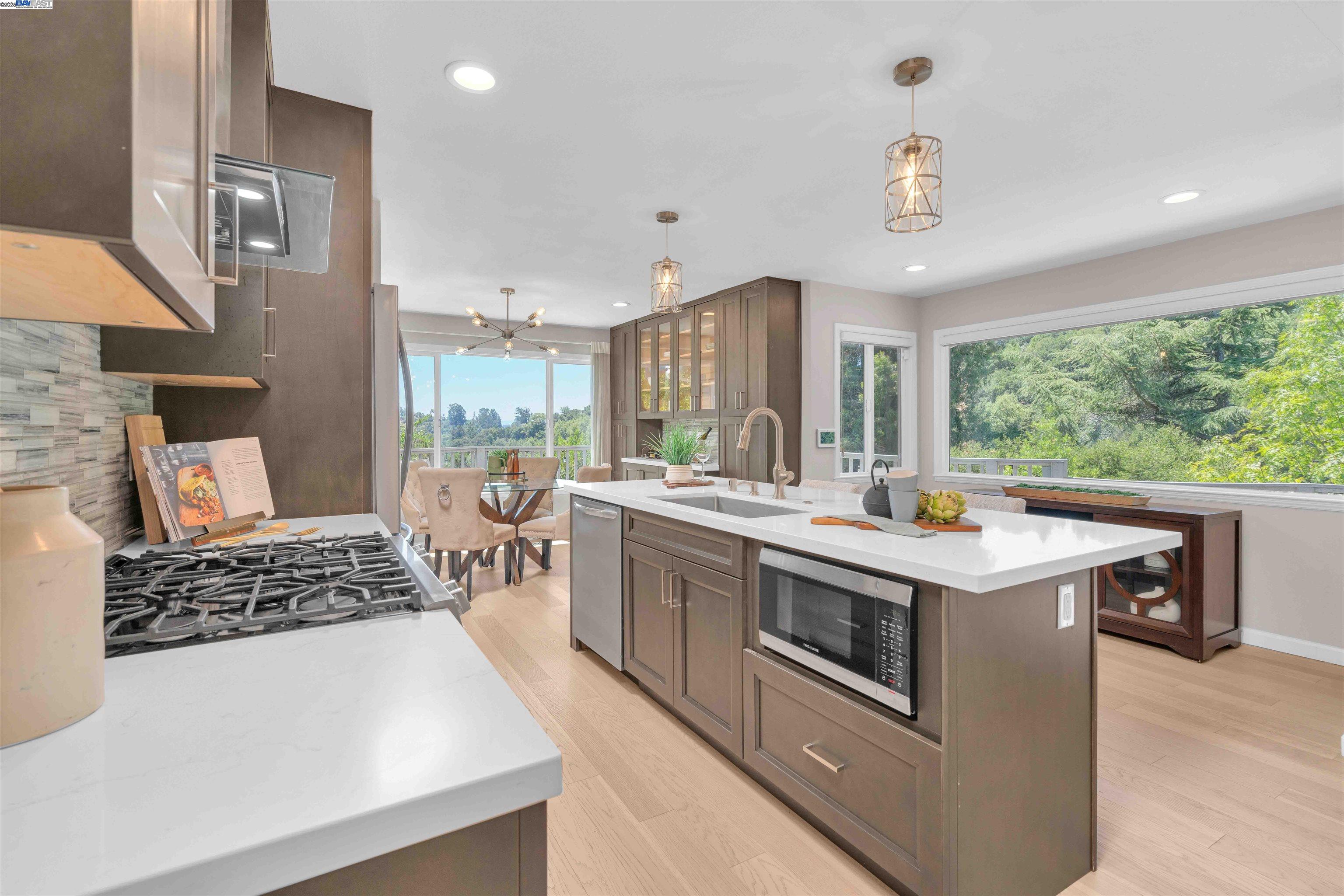 Detail Gallery Image 10 of 47 For 5582 Trailside Ct, Castro Valley,  CA 94552 - 5 Beds | 3 Baths
