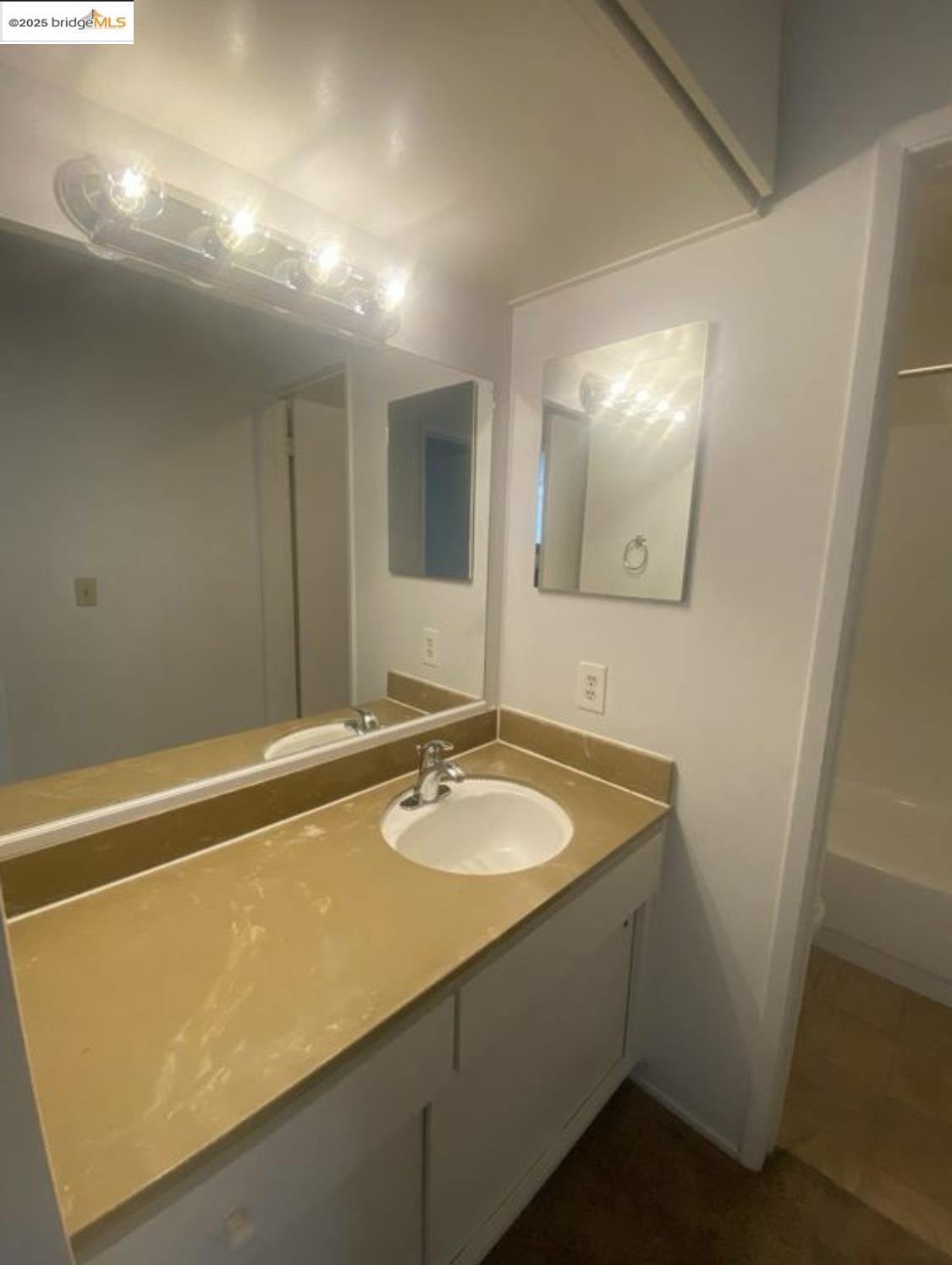 Detail Gallery Image 17 of 28 For 4 Admiral Dr #B233,  Emeryville,  CA 94608 - 1 Beds | 1 Baths