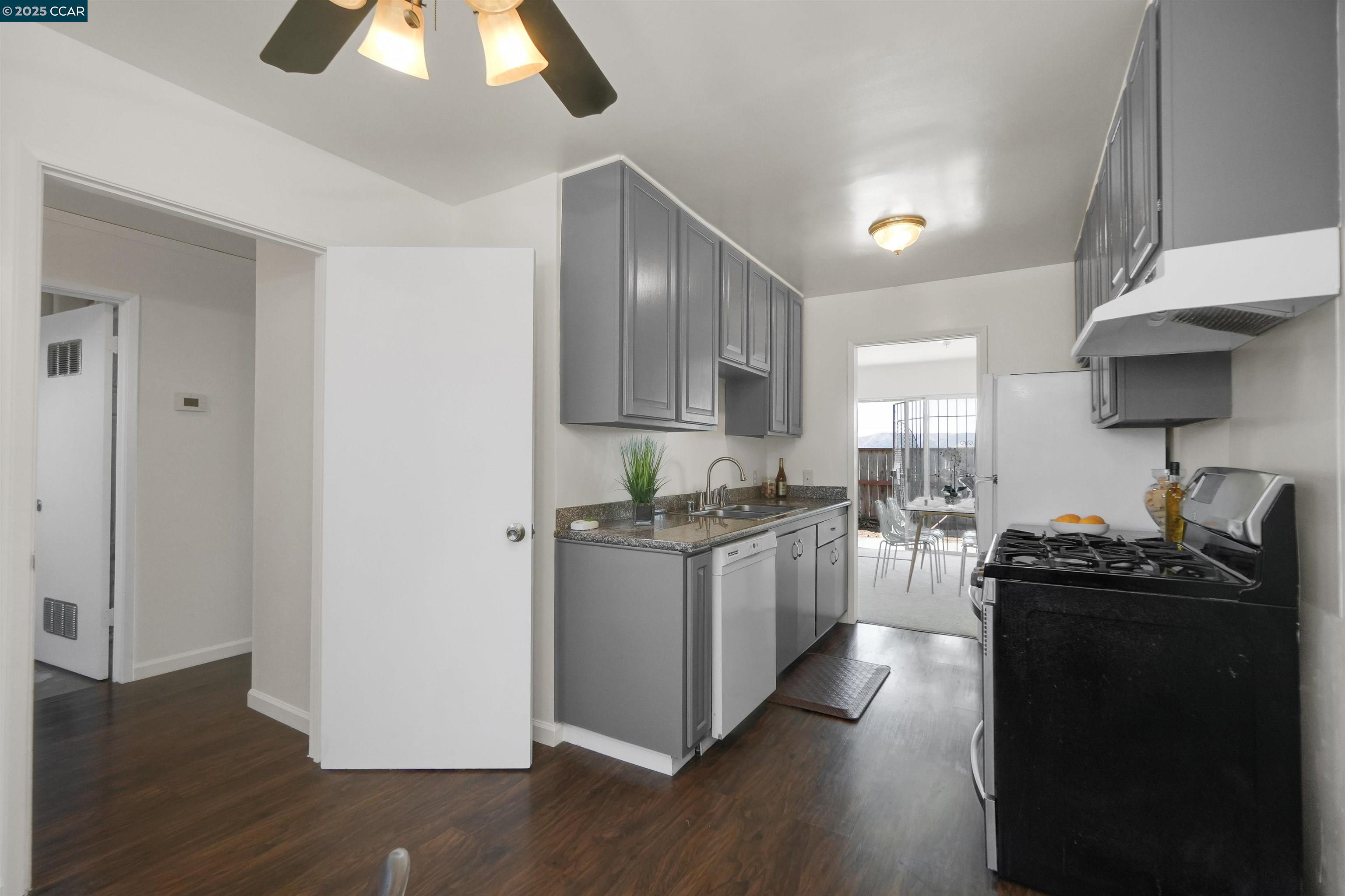 Detail Gallery Image 8 of 50 For 137 Nautilus Ct #82,  San Francisco,  CA 94124 - 3 Beds | 3 Baths