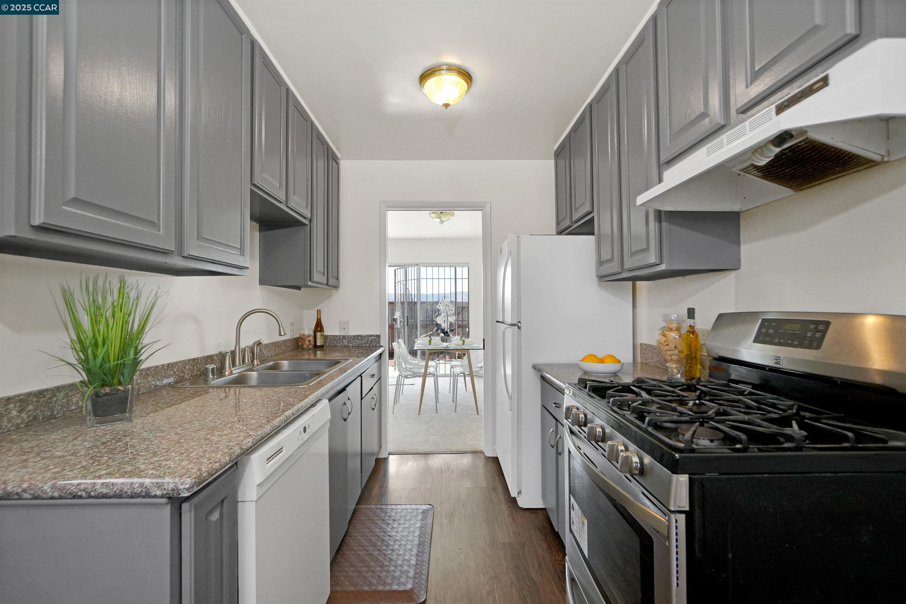Detail Gallery Image 9 of 50 For 137 Nautilus Ct #82,  San Francisco,  CA 94124 - 3 Beds | 3 Baths
