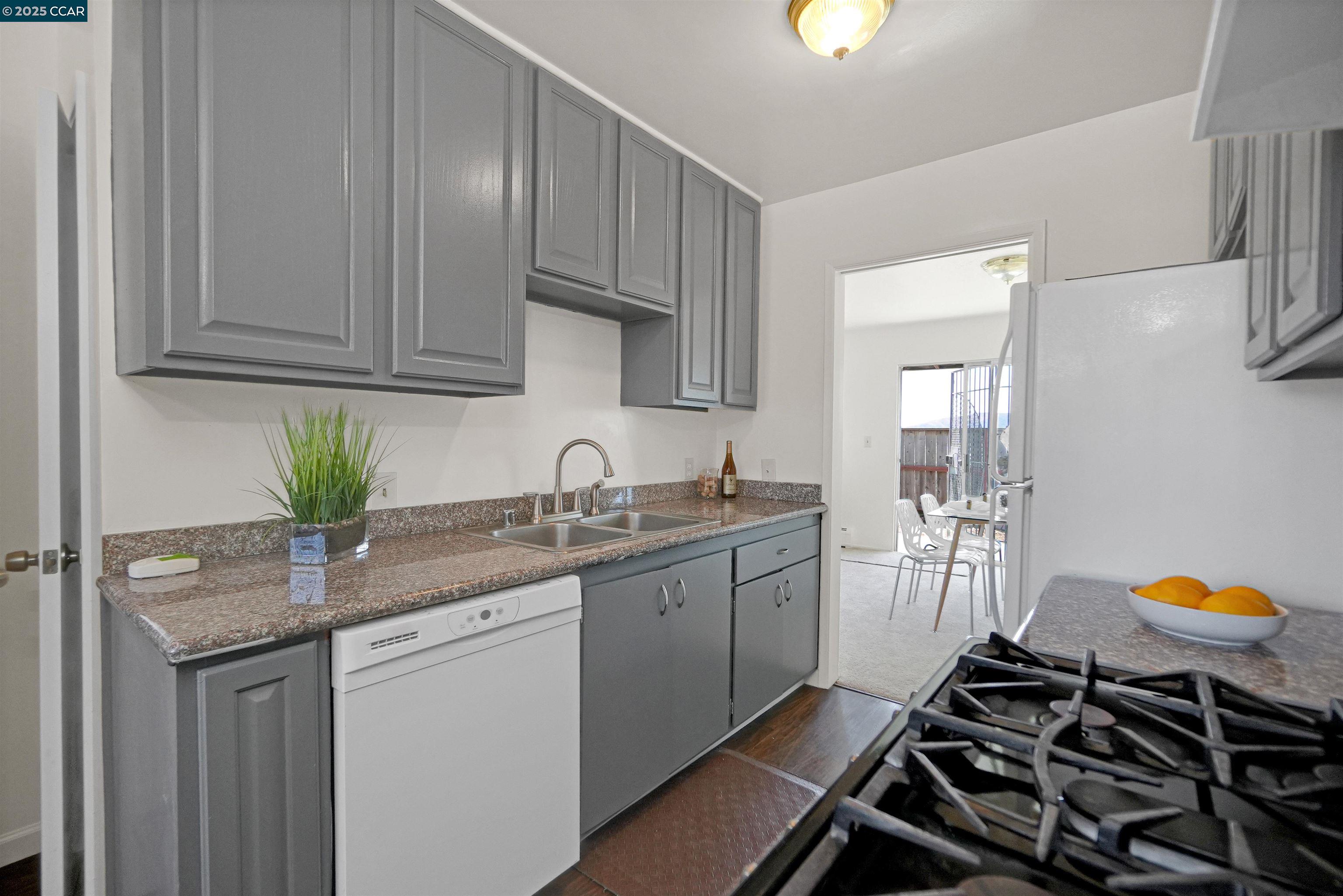 Detail Gallery Image 10 of 50 For 137 Nautilus Ct #82,  San Francisco,  CA 94124 - 3 Beds | 3 Baths