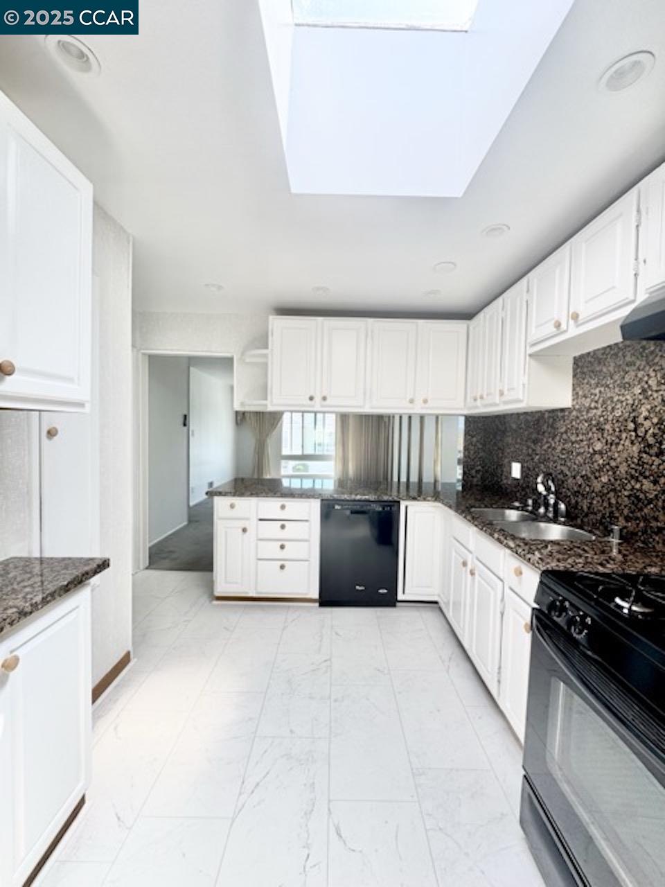 Detail Gallery Image 8 of 28 For 786 Colby St, San Francisco,  CA 94134 - 4 Beds | 2 Baths