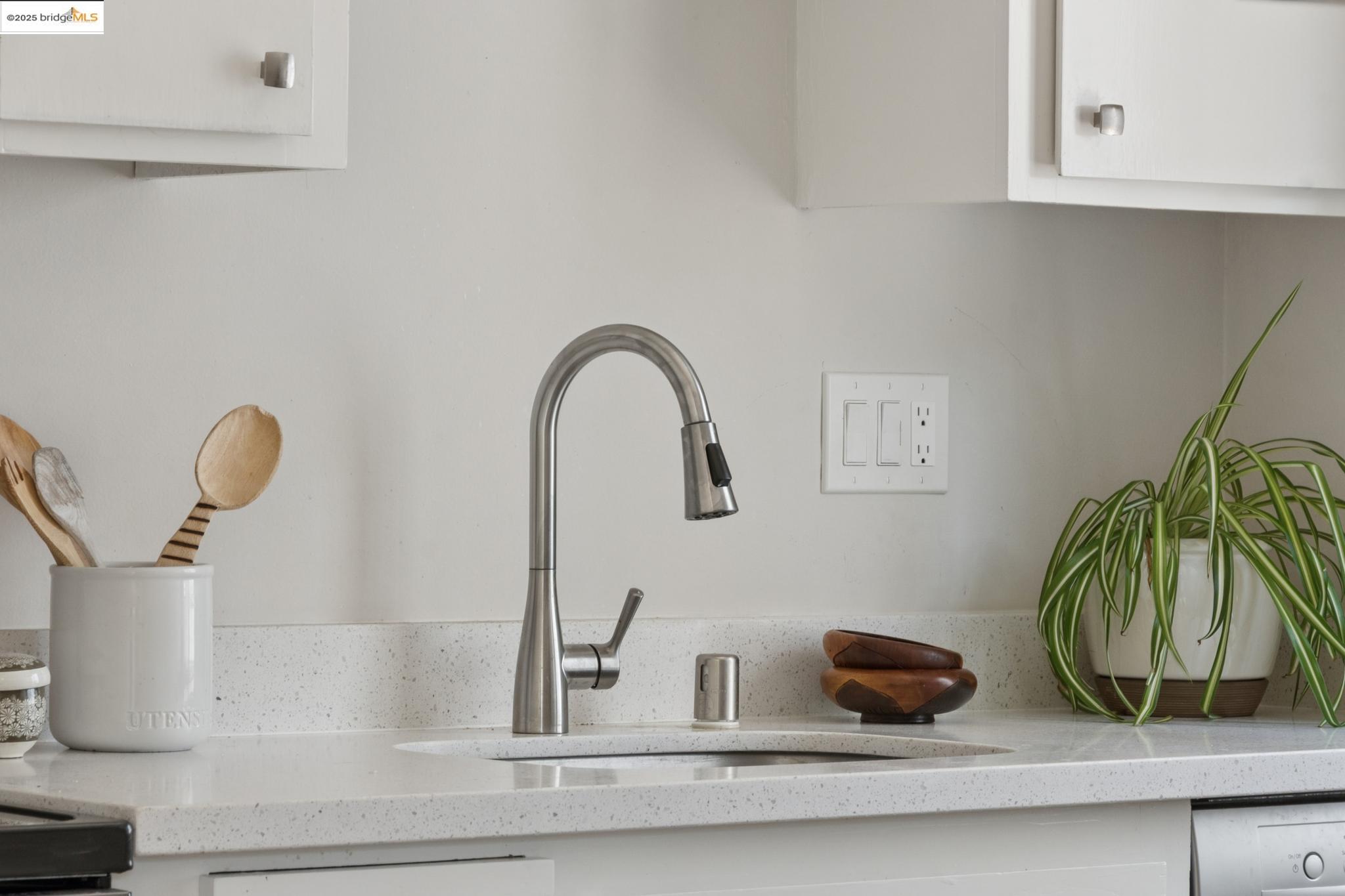 Detail Gallery Image 16 of 33 For 407 Orange St. #410,  Oakland,  CA 94610 - 1 Beds | 1 Baths