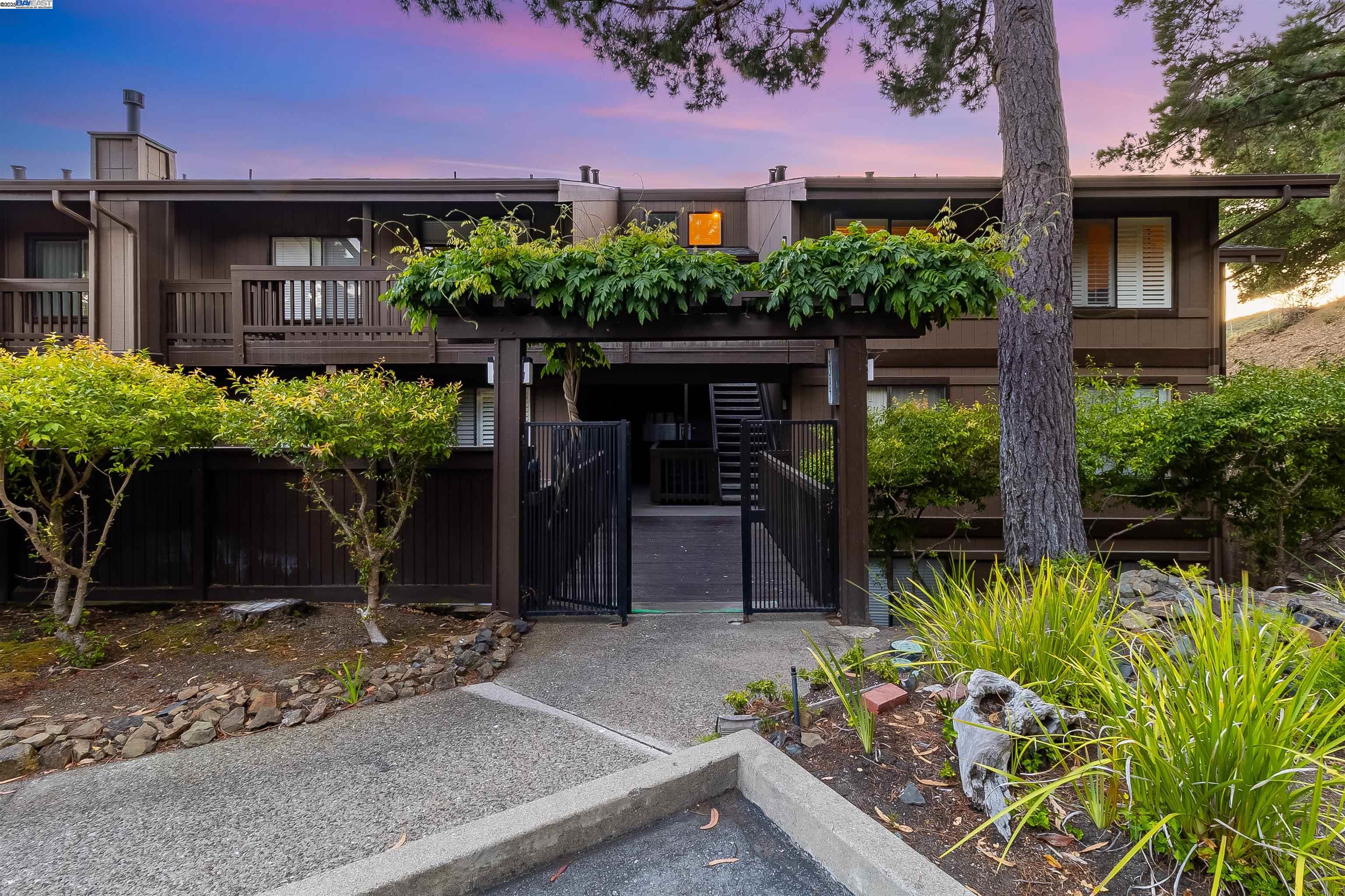 Detail Gallery Image 1 of 38 For 3387 Brittan Ave #9,  San Carlos,  CA 94070 - 3 Beds | 2 Baths