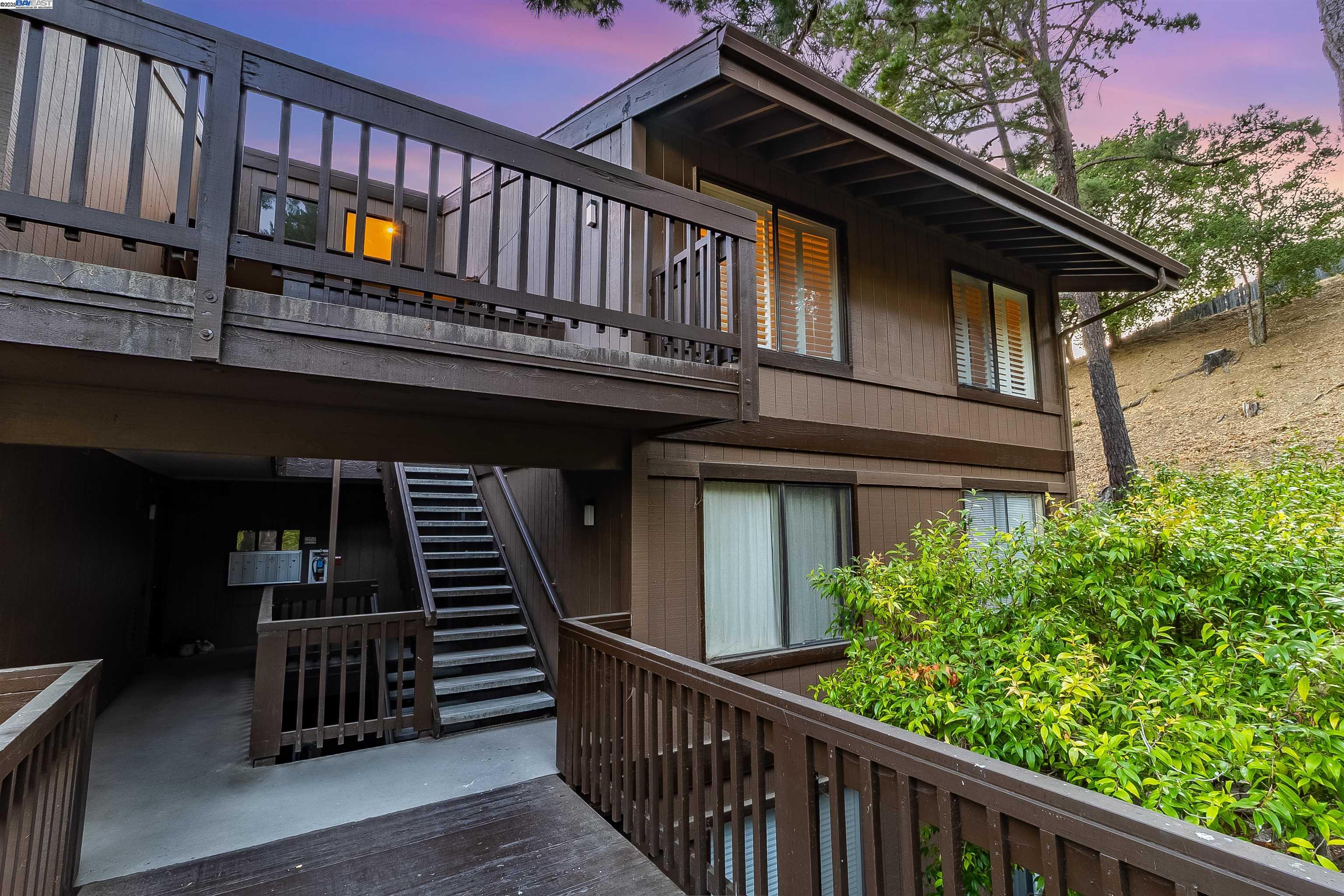 Detail Gallery Image 2 of 38 For 3387 Brittan Ave #9,  San Carlos,  CA 94070 - 3 Beds | 2 Baths