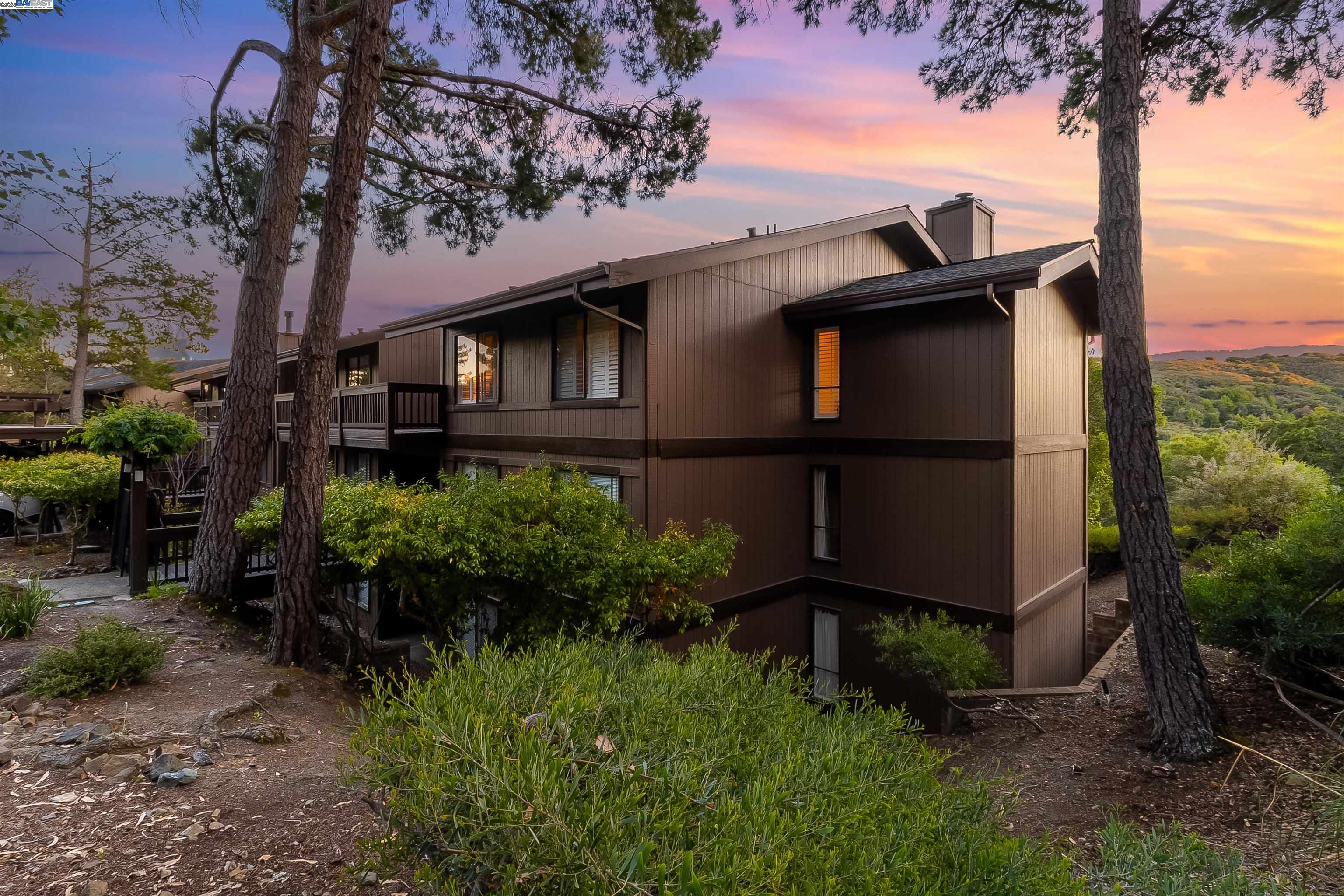 Detail Gallery Image 3 of 38 For 3387 Brittan Ave #9,  San Carlos,  CA 94070 - 3 Beds | 2 Baths
