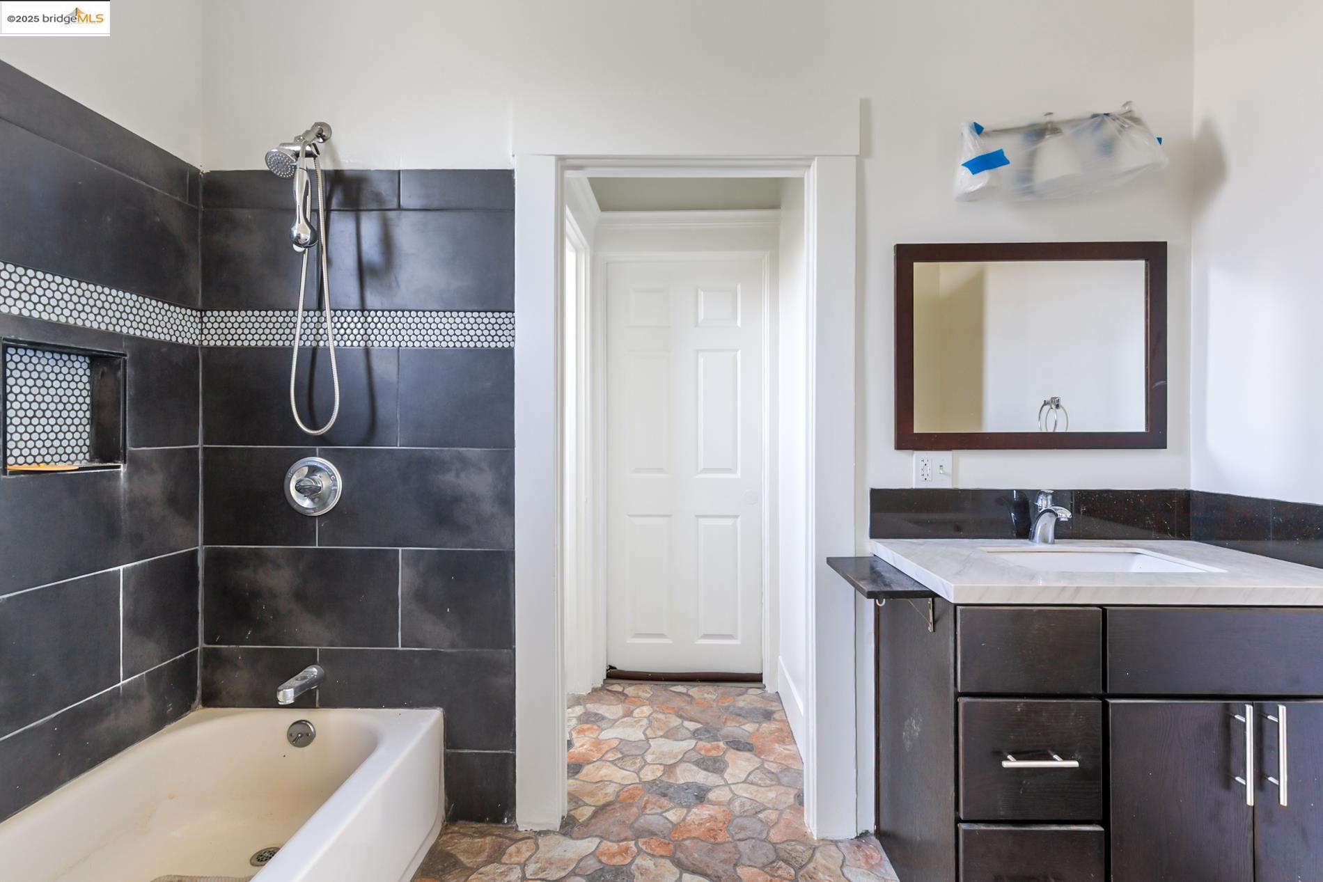 Detail Gallery Image 24 of 26 For 660 24th St, Oakland,  CA 94612 - – Beds | – Baths