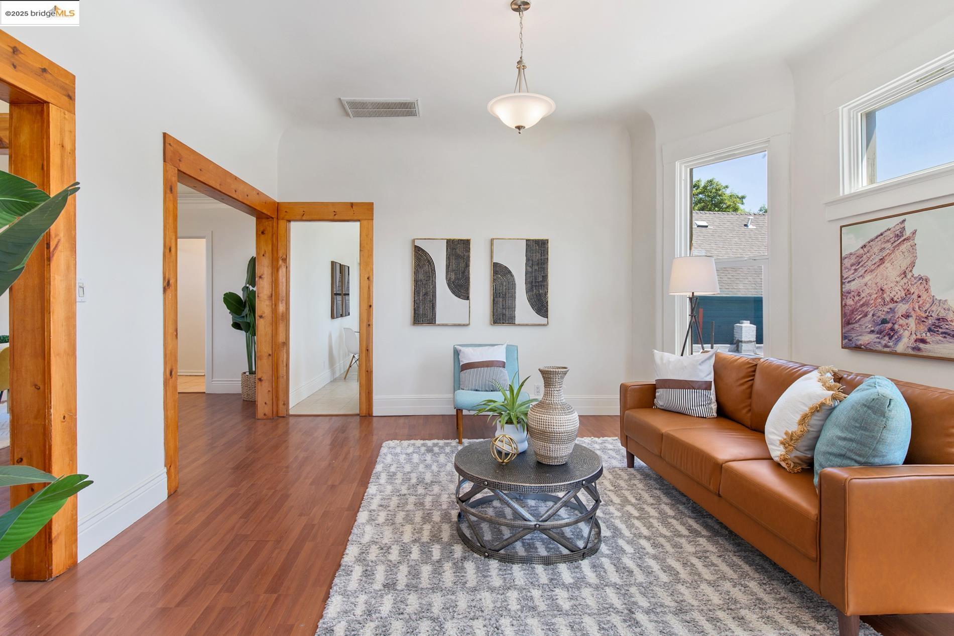 Detail Gallery Image 4 of 26 For 660 24th St, Oakland,  CA 94612 - – Beds | – Baths