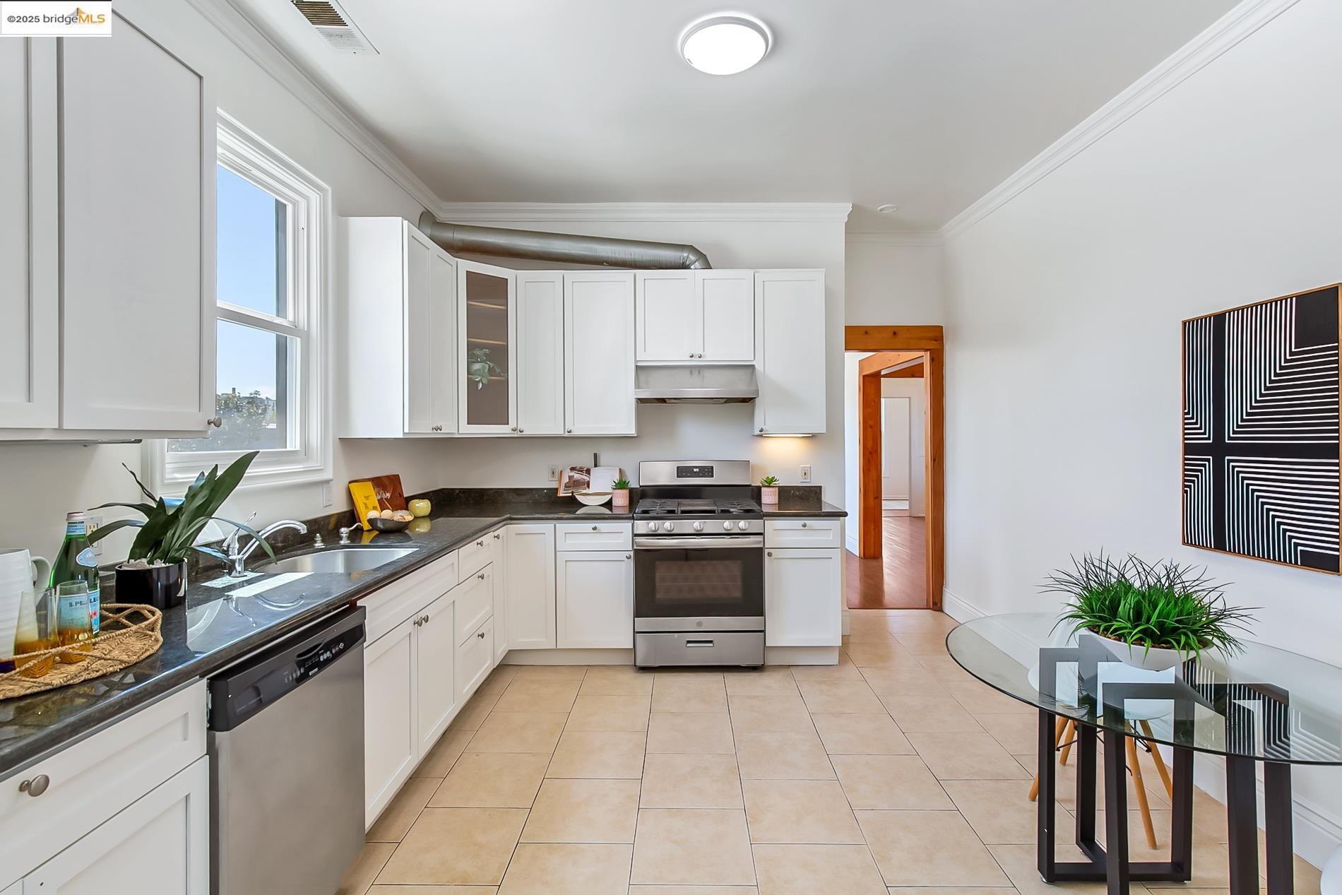 Detail Gallery Image 6 of 26 For 660 24th St, Oakland,  CA 94612 - – Beds | – Baths