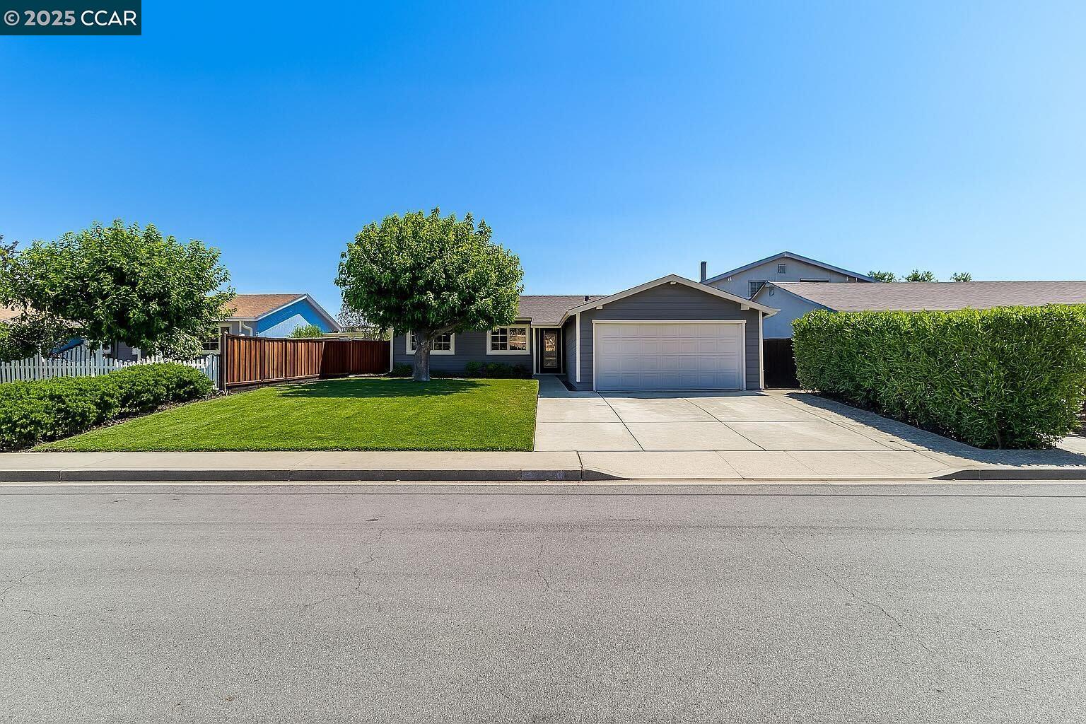 Detail Gallery Image 2 of 55 For 3570 Dumbarton St, Concord,  CA 94519 - 4 Beds | 2 Baths