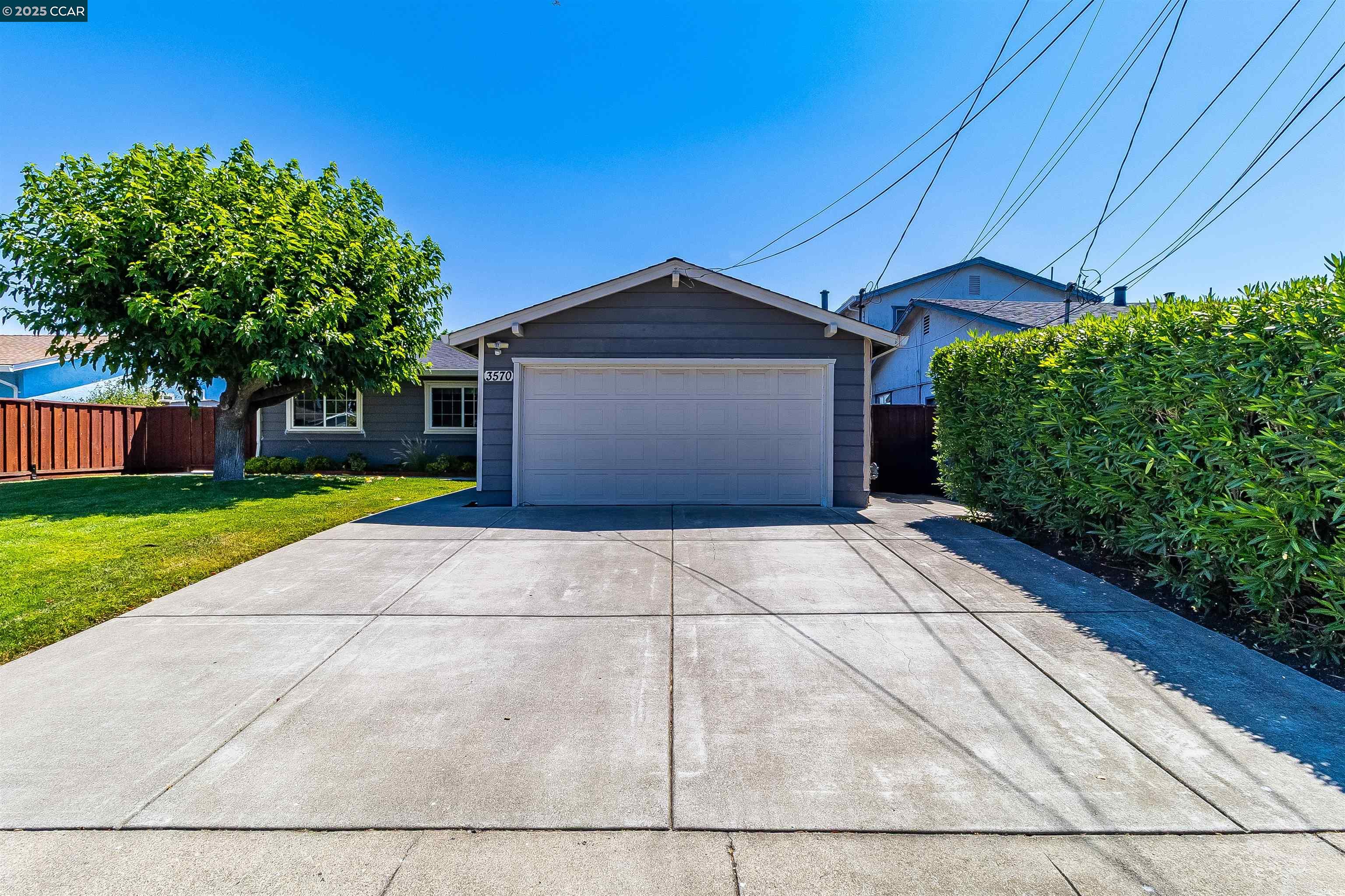Detail Gallery Image 4 of 55 For 3570 Dumbarton St, Concord,  CA 94519 - 4 Beds | 2 Baths