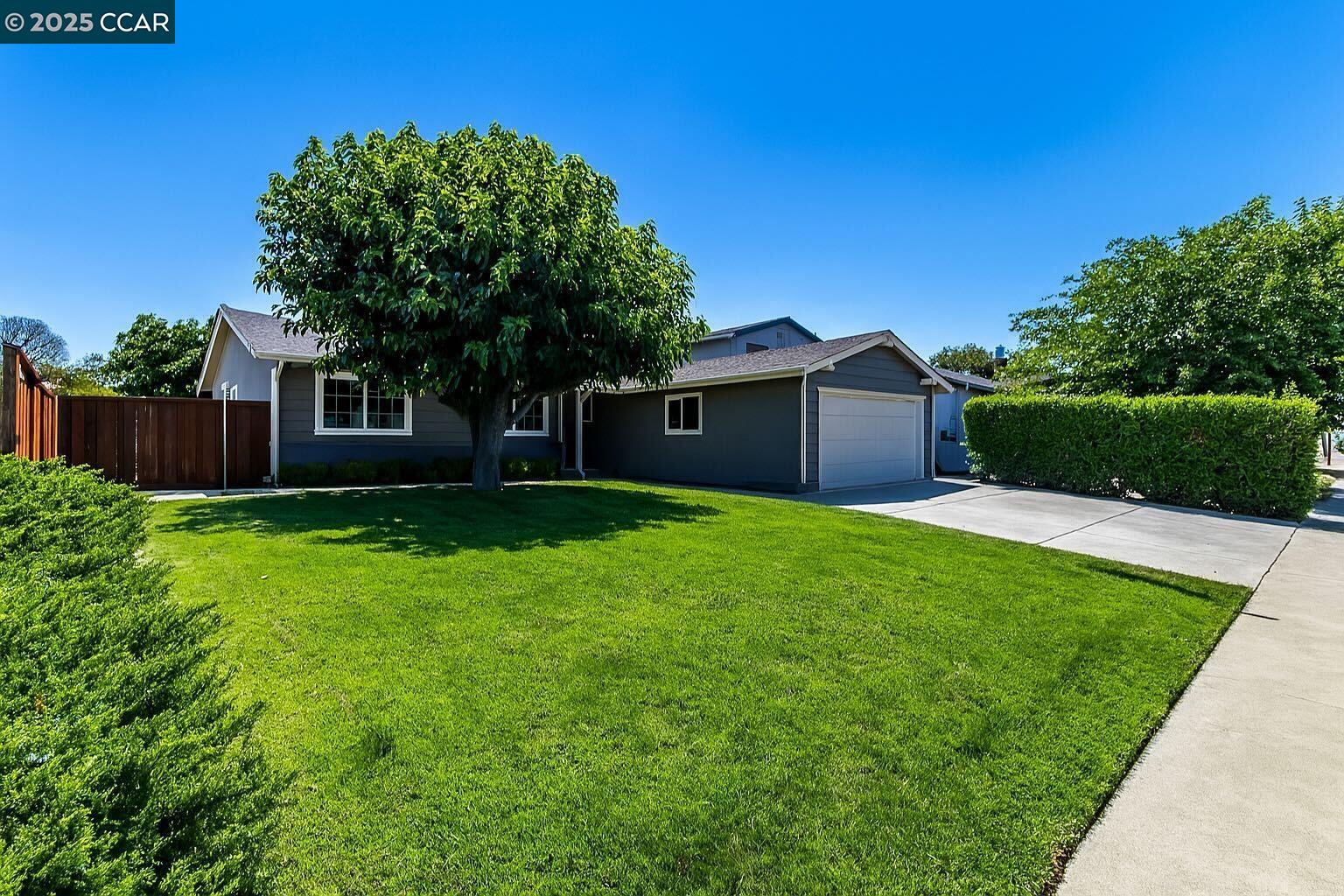 Detail Gallery Image 5 of 55 For 3570 Dumbarton St, Concord,  CA 94519 - 4 Beds | 2 Baths