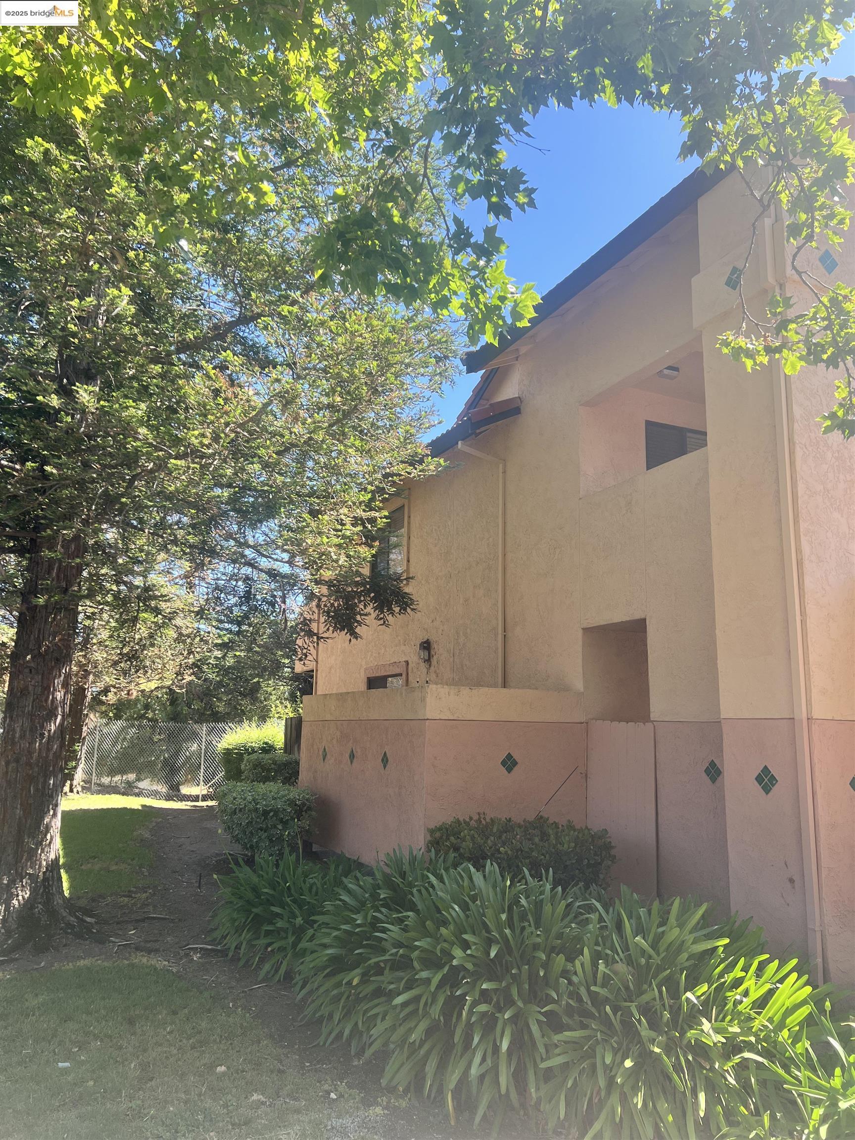 Detail Gallery Image 2 of 11 For 2270 Renwick Ln, Antioch,  CA 94509 - 2 Beds | 1 Baths