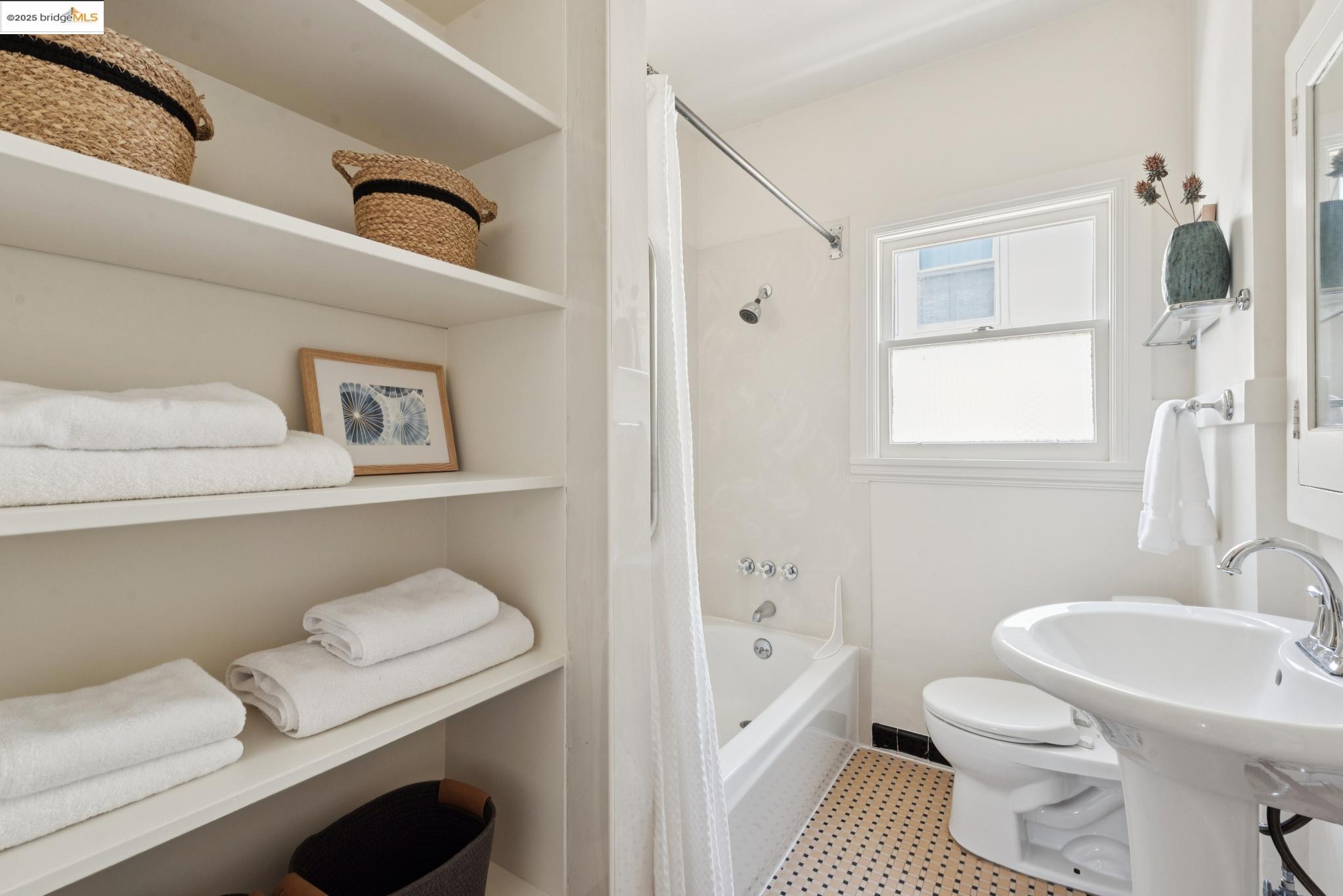 1189 Sutter St, Berkeley, California 94707, 3 Bedrooms Bedrooms, 5 Rooms Rooms,1 BathroomBathrooms,Residential,For Sale,1189 Sutter St,41104941