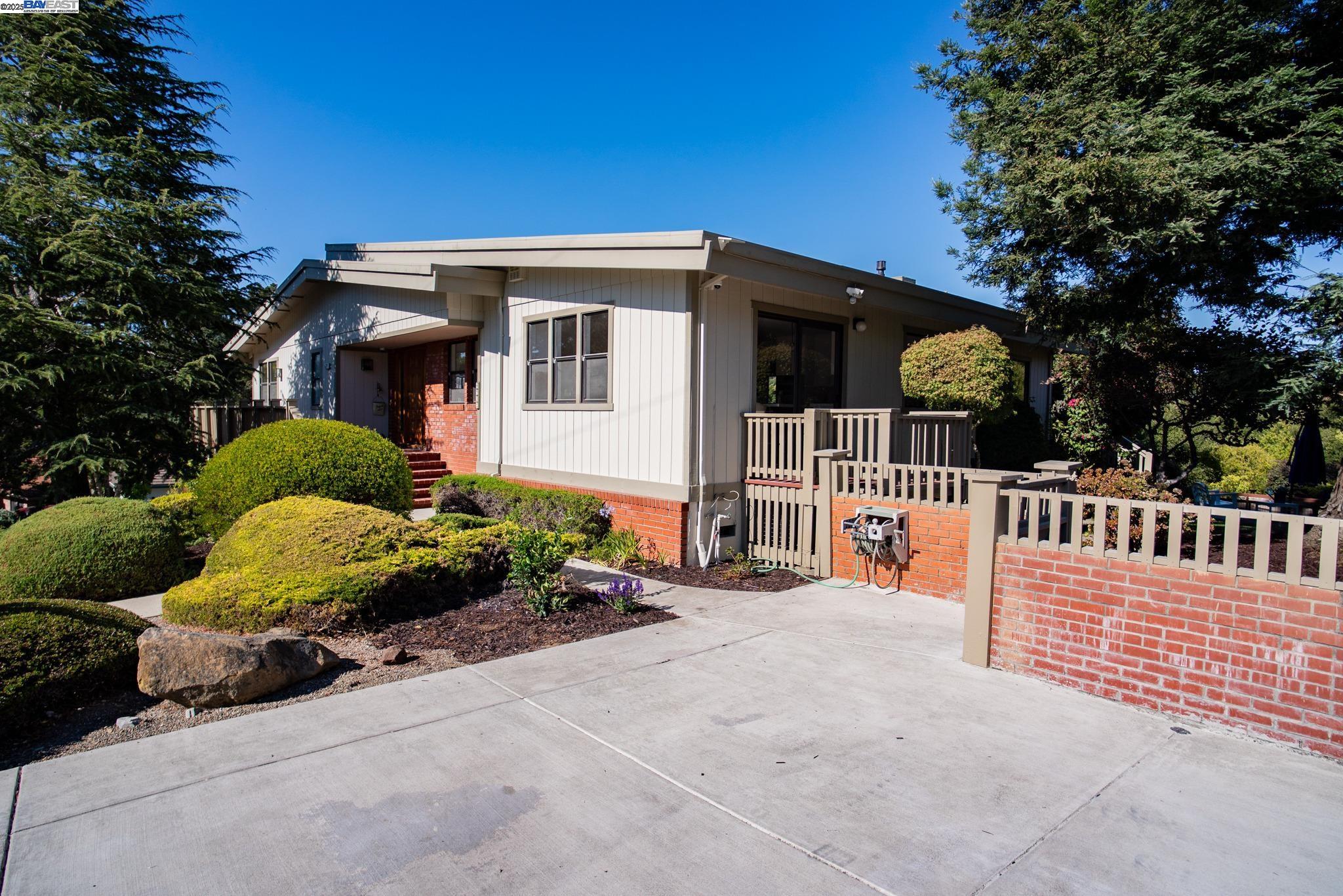 Detail Gallery Image 3 of 60 For 4732 Mira Vista Drive, Castro Valley,  CA 94546-1034 - 4 Beds | 3 Baths