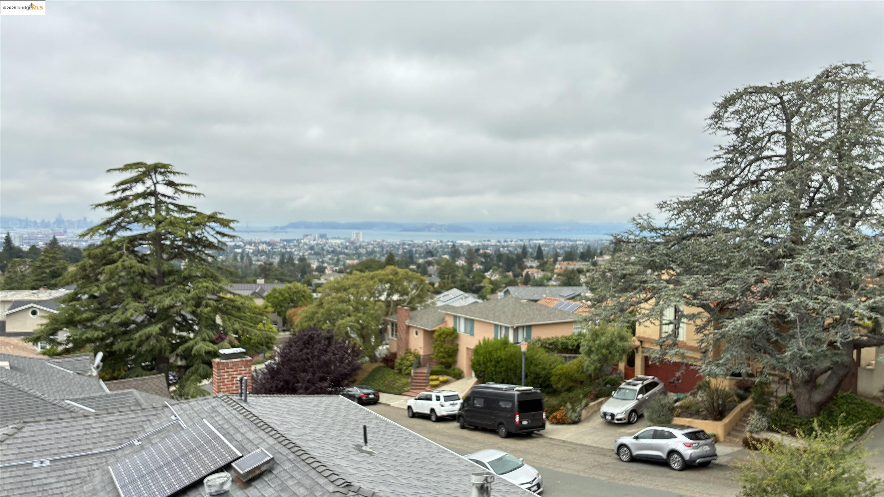 Detail Gallery Image 2 of 35 For 135 Alta Rd, Oakland,  CA 94618 - 3 Beds | 2 Baths