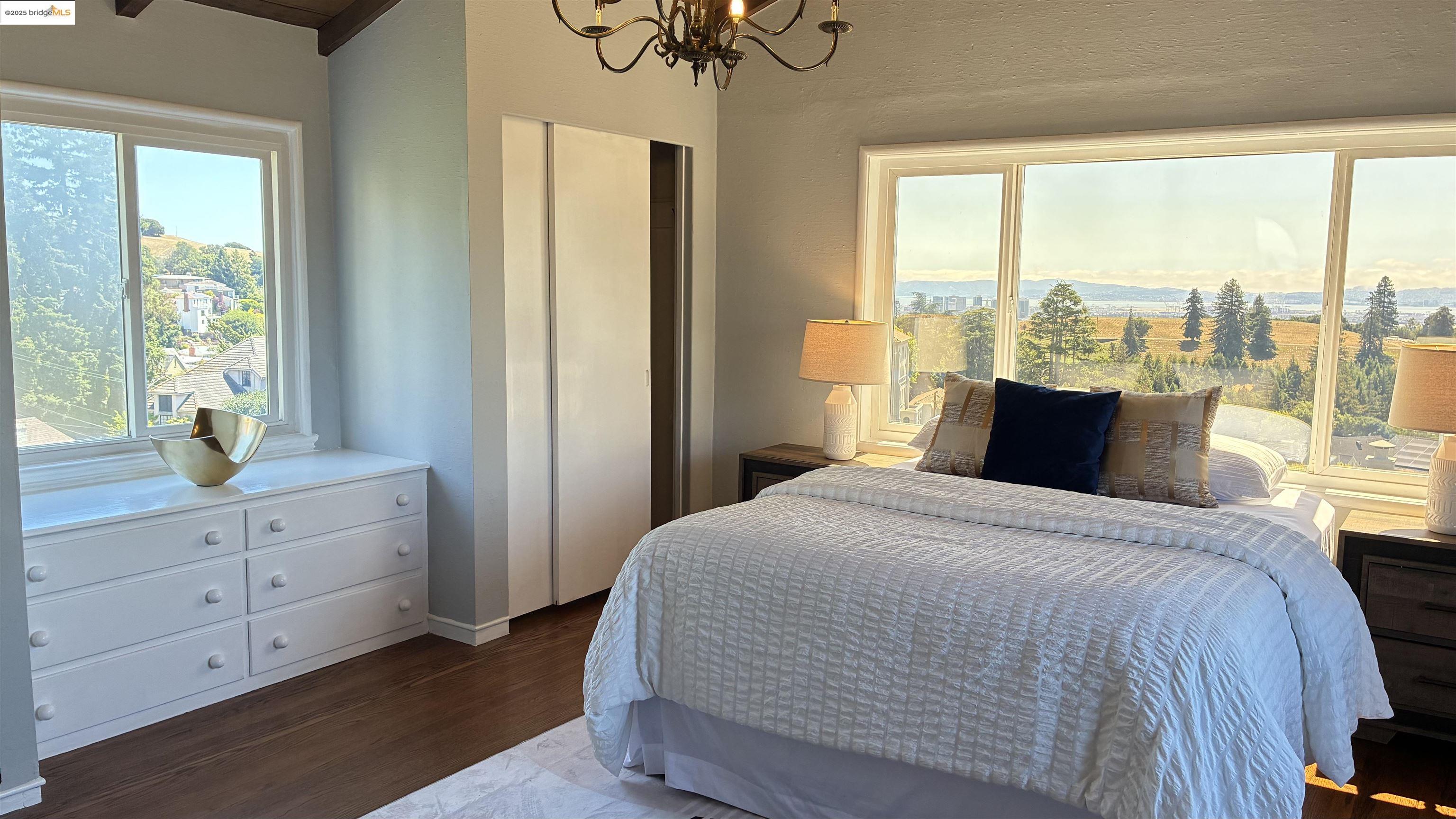 Detail Gallery Image 15 of 35 For 135 Alta Rd, Oakland,  CA 94618 - 3 Beds | 2 Baths