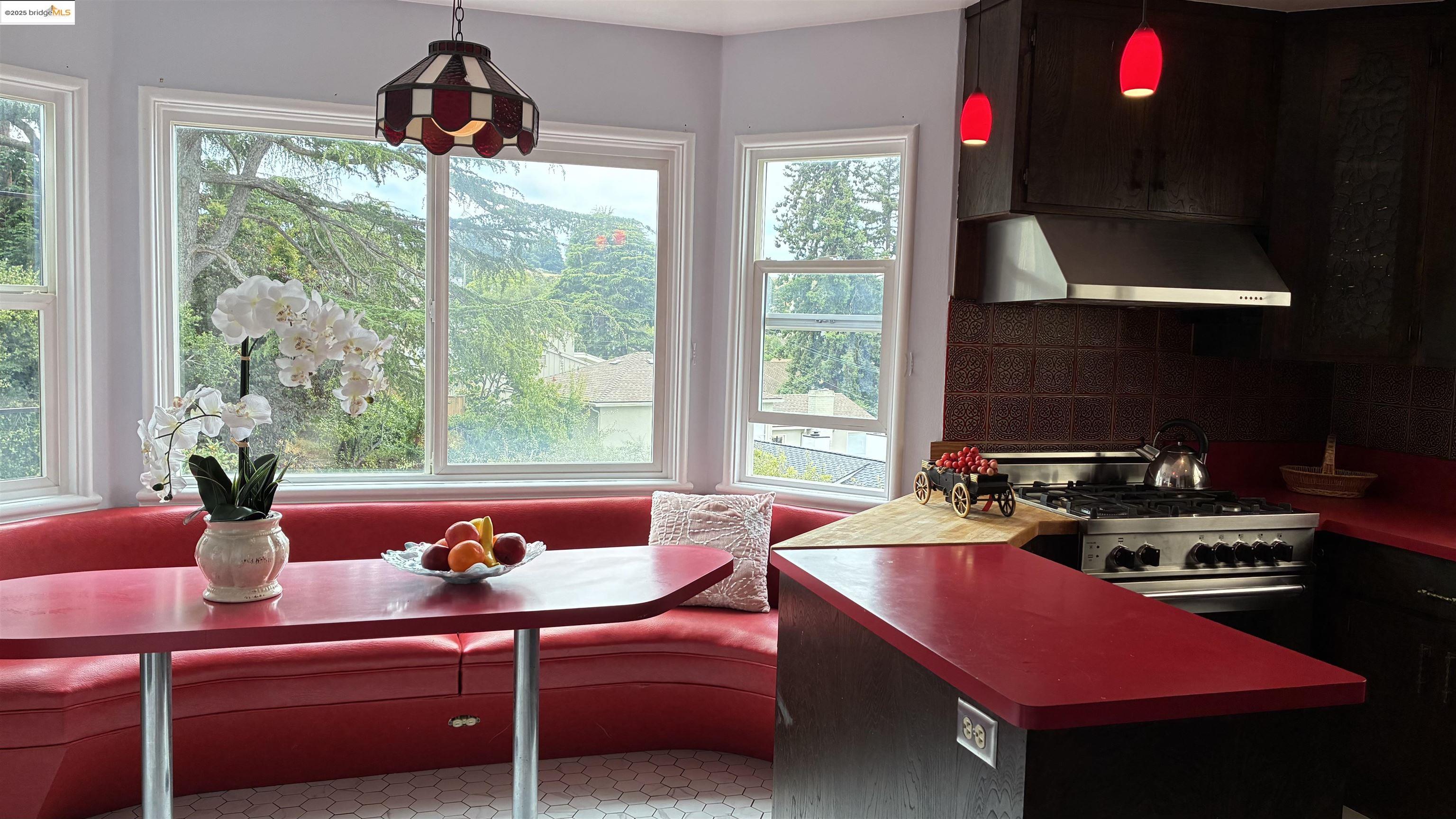 Detail Gallery Image 19 of 35 For 135 Alta Rd, Oakland,  CA 94618 - 3 Beds | 2 Baths