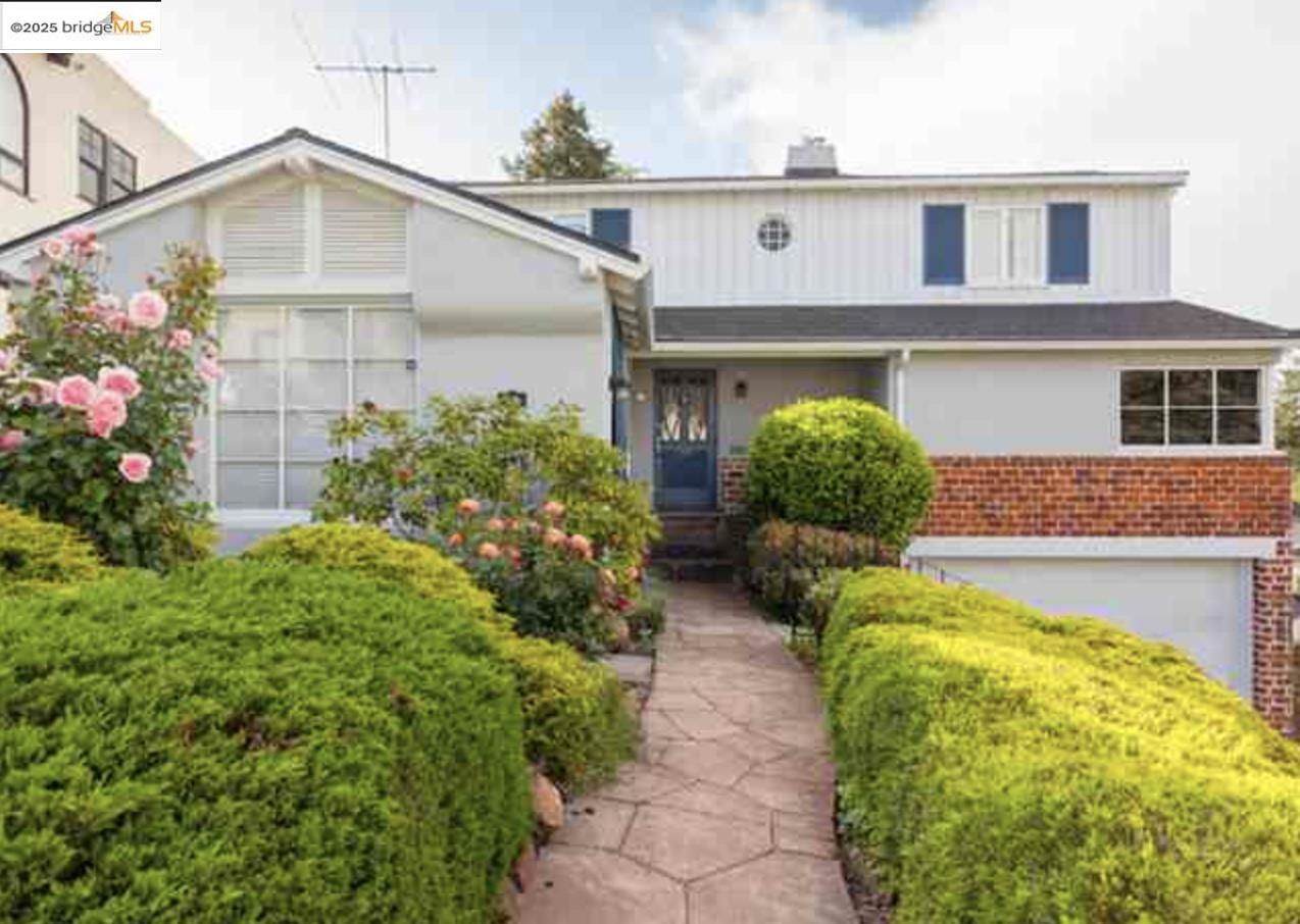 Detail Gallery Image 3 of 35 For 135 Alta Rd, Oakland,  CA 94618 - 3 Beds | 2 Baths