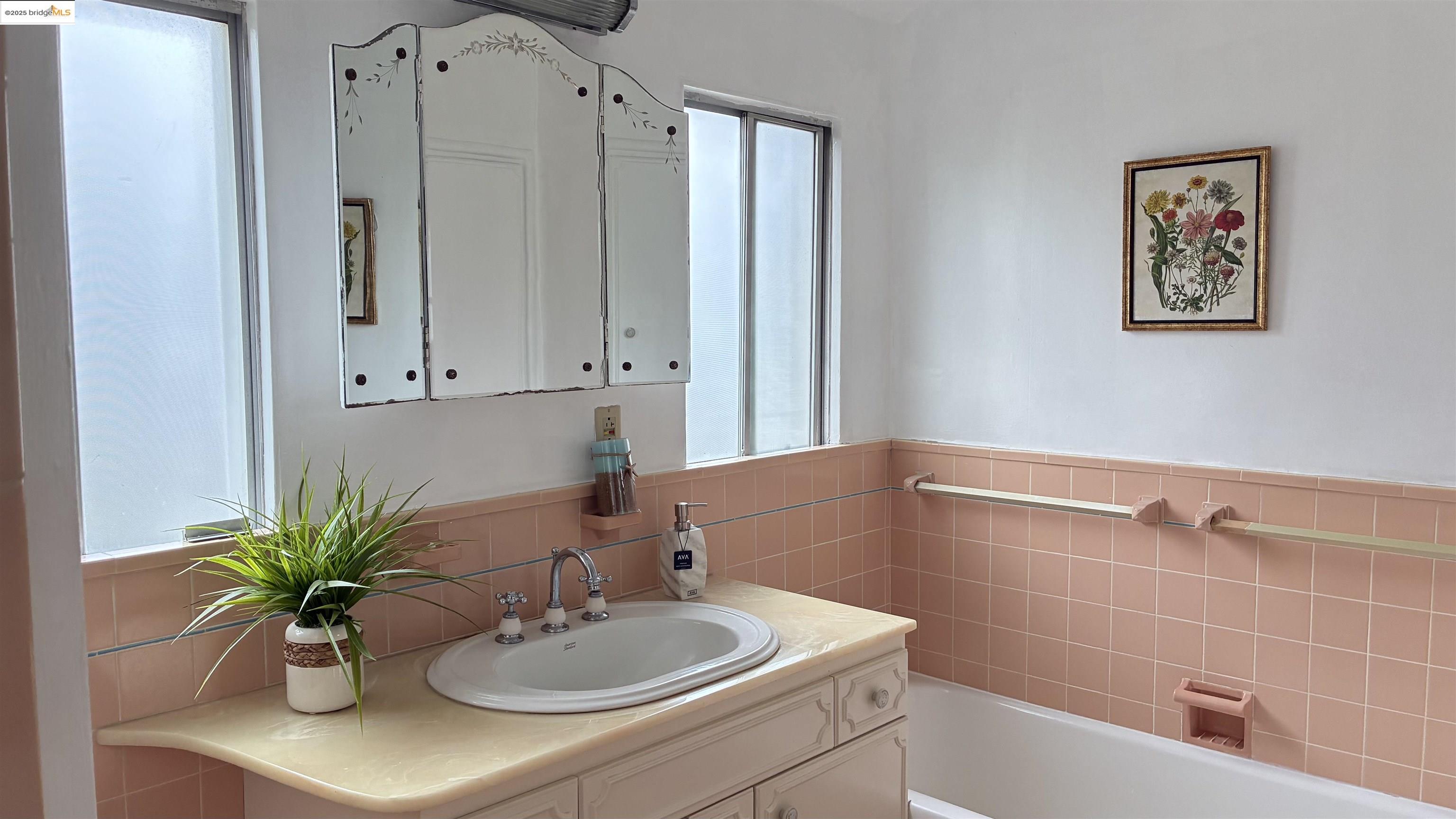 Detail Gallery Image 24 of 35 For 135 Alta Rd, Oakland,  CA 94618 - 3 Beds | 2 Baths