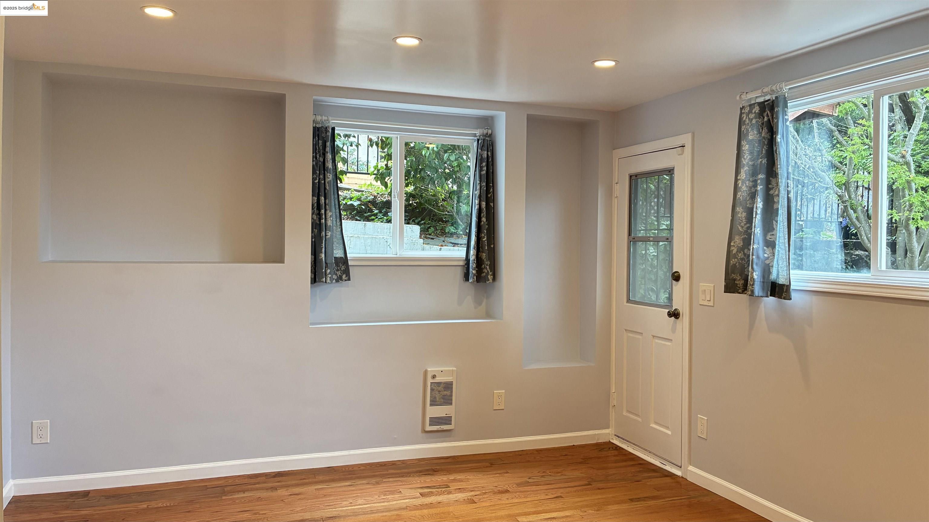 Detail Gallery Image 28 of 35 For 135 Alta Rd, Oakland,  CA 94618 - 3 Beds | 2 Baths
