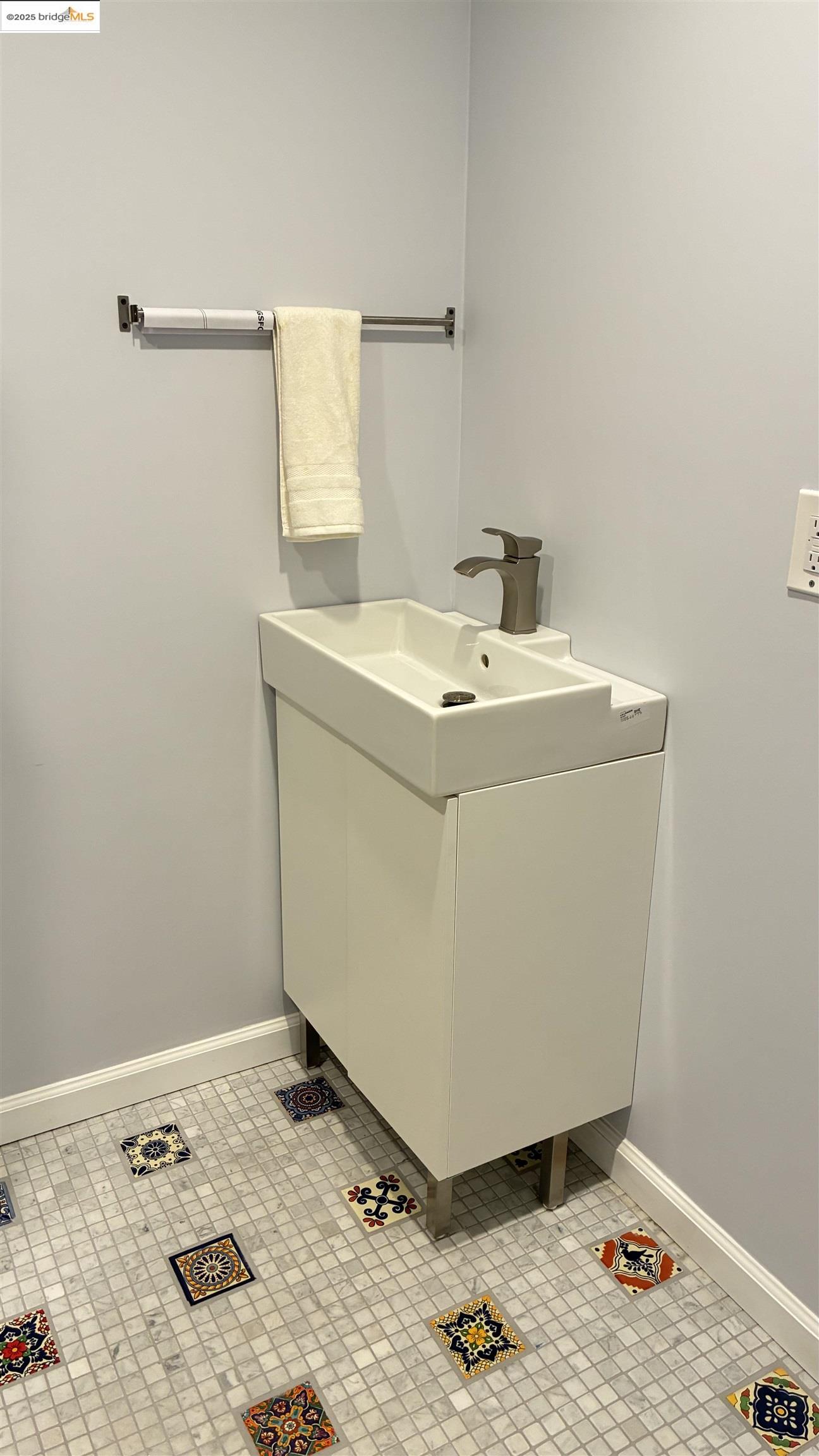 Detail Gallery Image 30 of 35 For 135 Alta Rd, Oakland,  CA 94618 - 3 Beds | 2 Baths