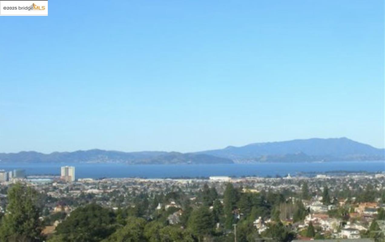 Detail Gallery Image 4 of 35 For 135 Alta Rd, Oakland,  CA 94618 - 3 Beds | 2 Baths