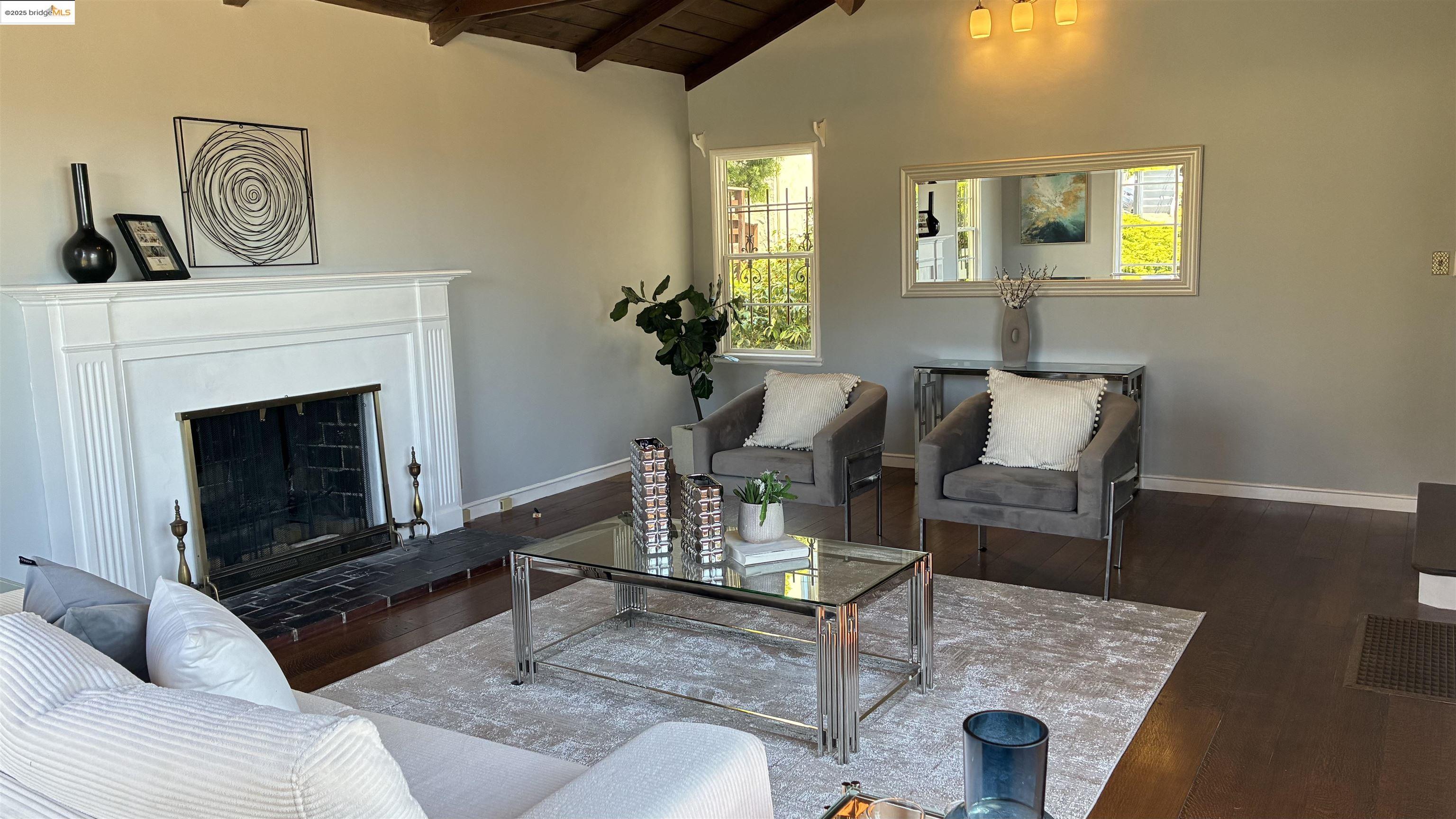 Detail Gallery Image 8 of 35 For 135 Alta Rd, Oakland,  CA 94618 - 3 Beds | 2 Baths