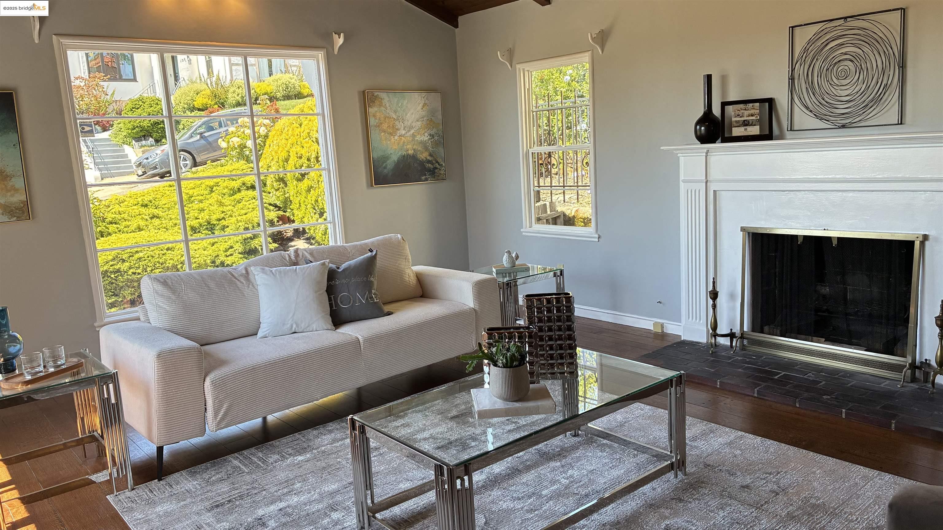 Detail Gallery Image 9 of 35 For 135 Alta Rd, Oakland,  CA 94618 - 3 Beds | 2 Baths