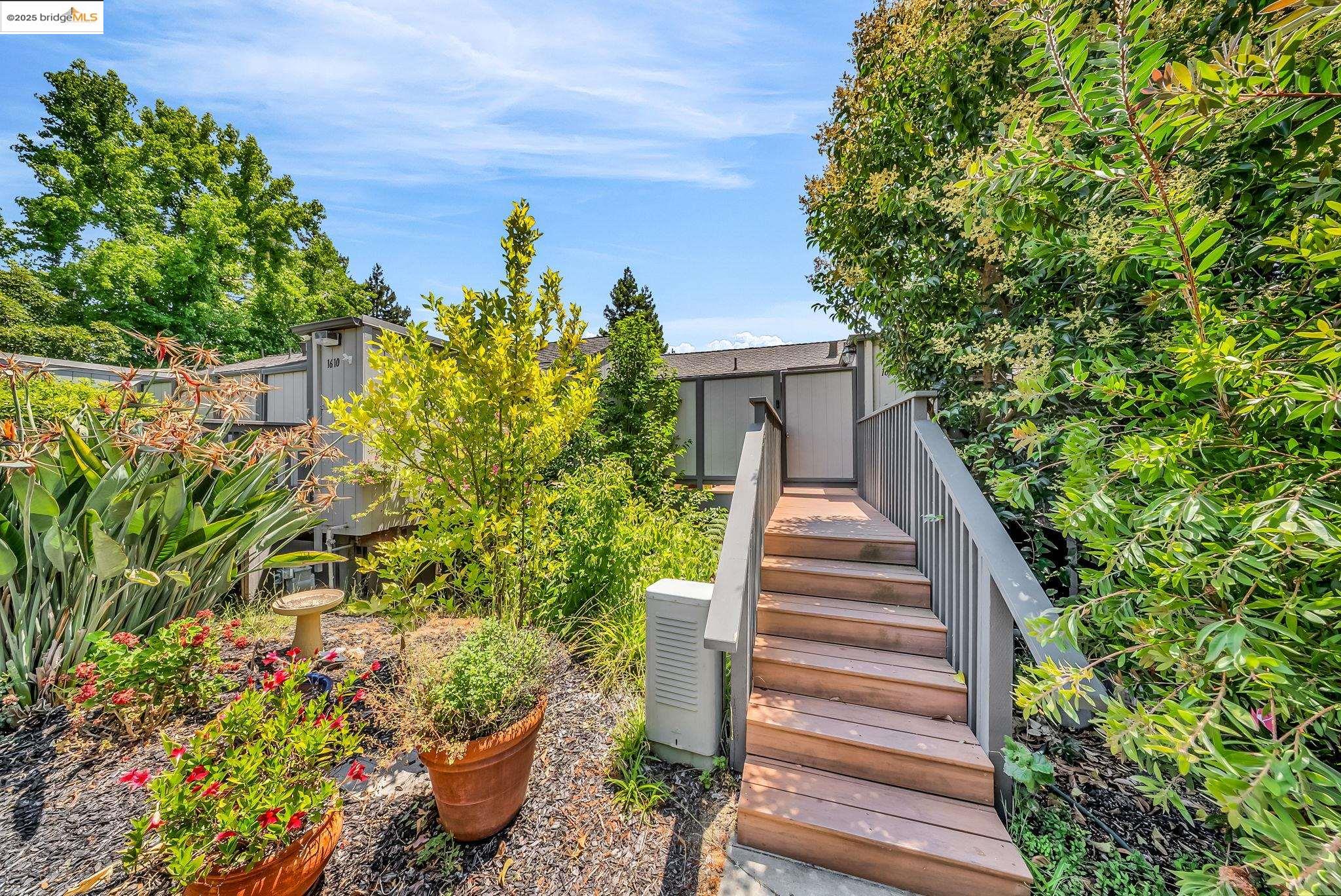 Detail Gallery Image 1 of 28 For 1608 Ashwood Dr, Martinez,  CA 94553 - 3 Beds | 2/1 Baths