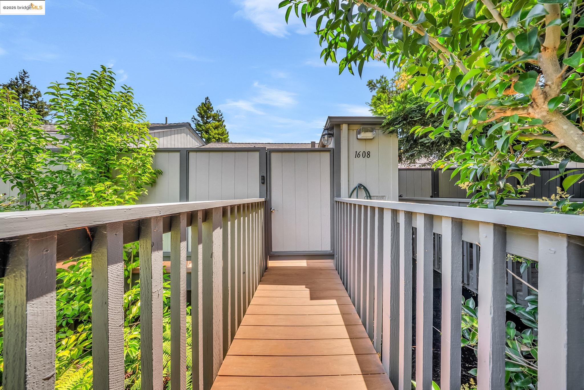 Detail Gallery Image 2 of 28 For 1608 Ashwood Dr, Martinez,  CA 94553 - 3 Beds | 2/1 Baths