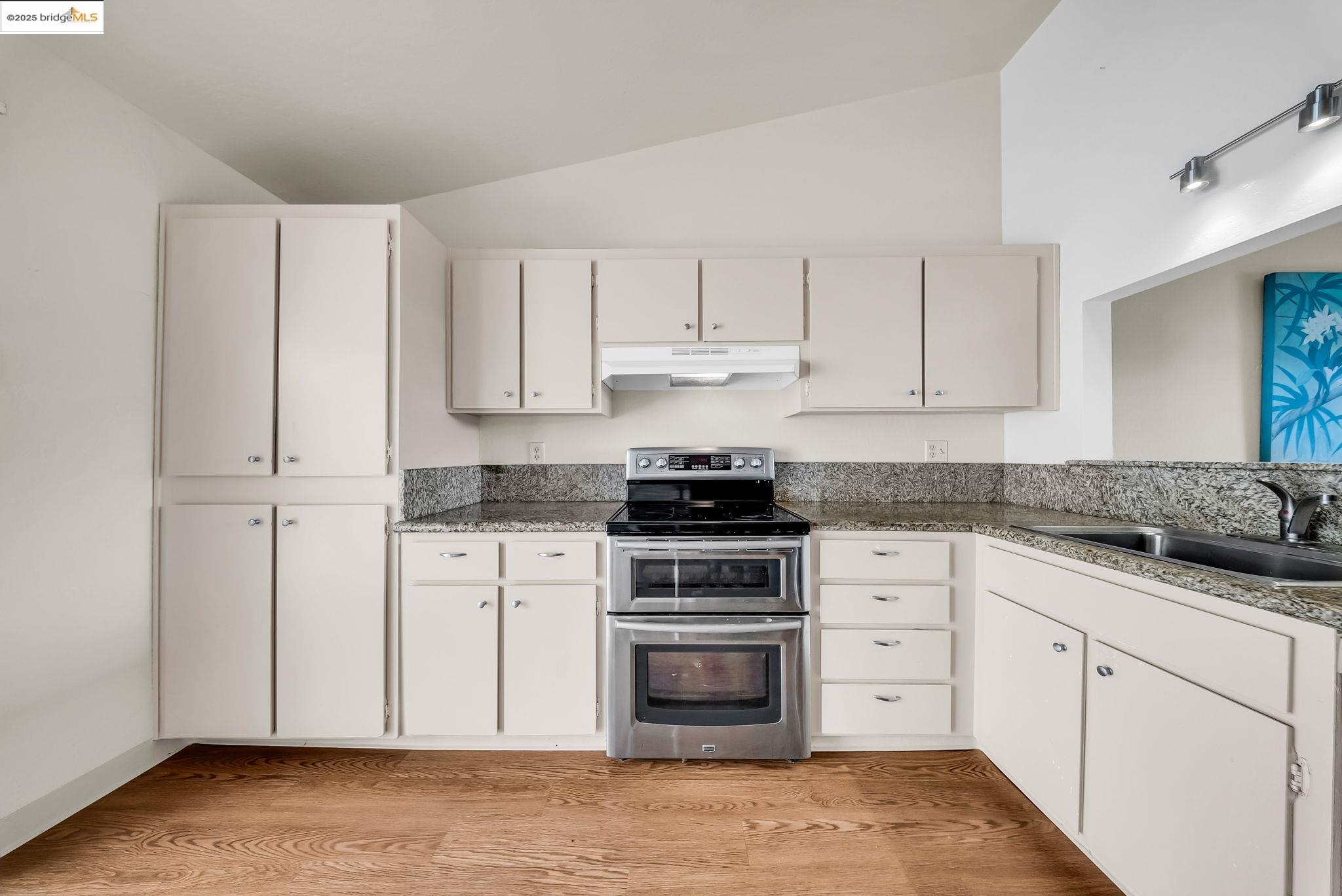 Detail Gallery Image 11 of 28 For 1608 Ashwood Dr, Martinez,  CA 94553 - 3 Beds | 2/1 Baths
