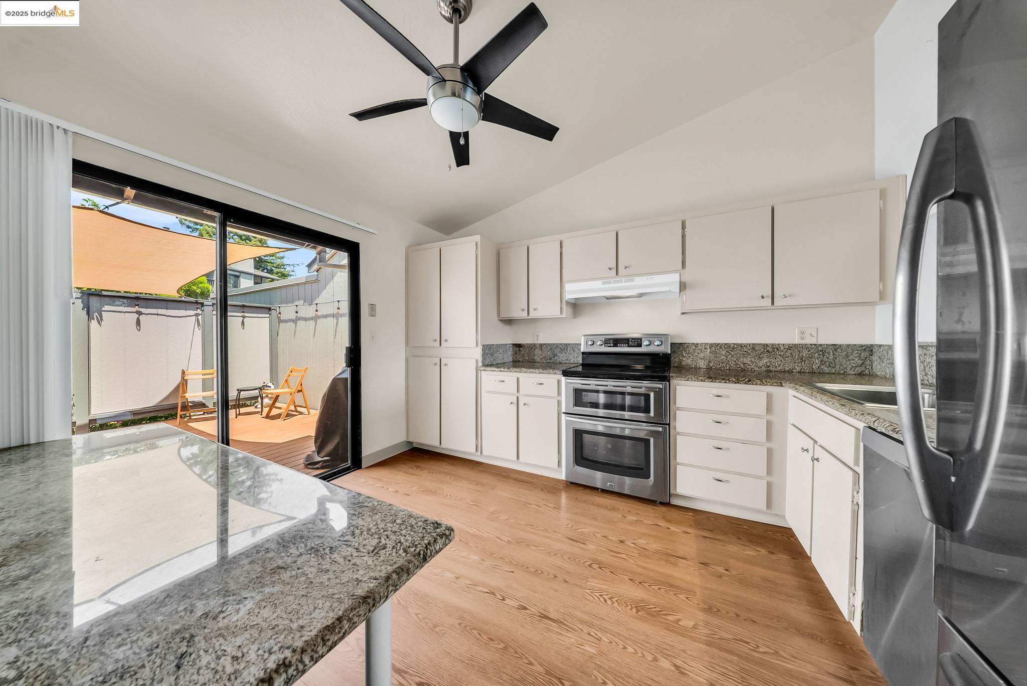 Detail Gallery Image 12 of 28 For 1608 Ashwood Dr, Martinez,  CA 94553 - 3 Beds | 2/1 Baths